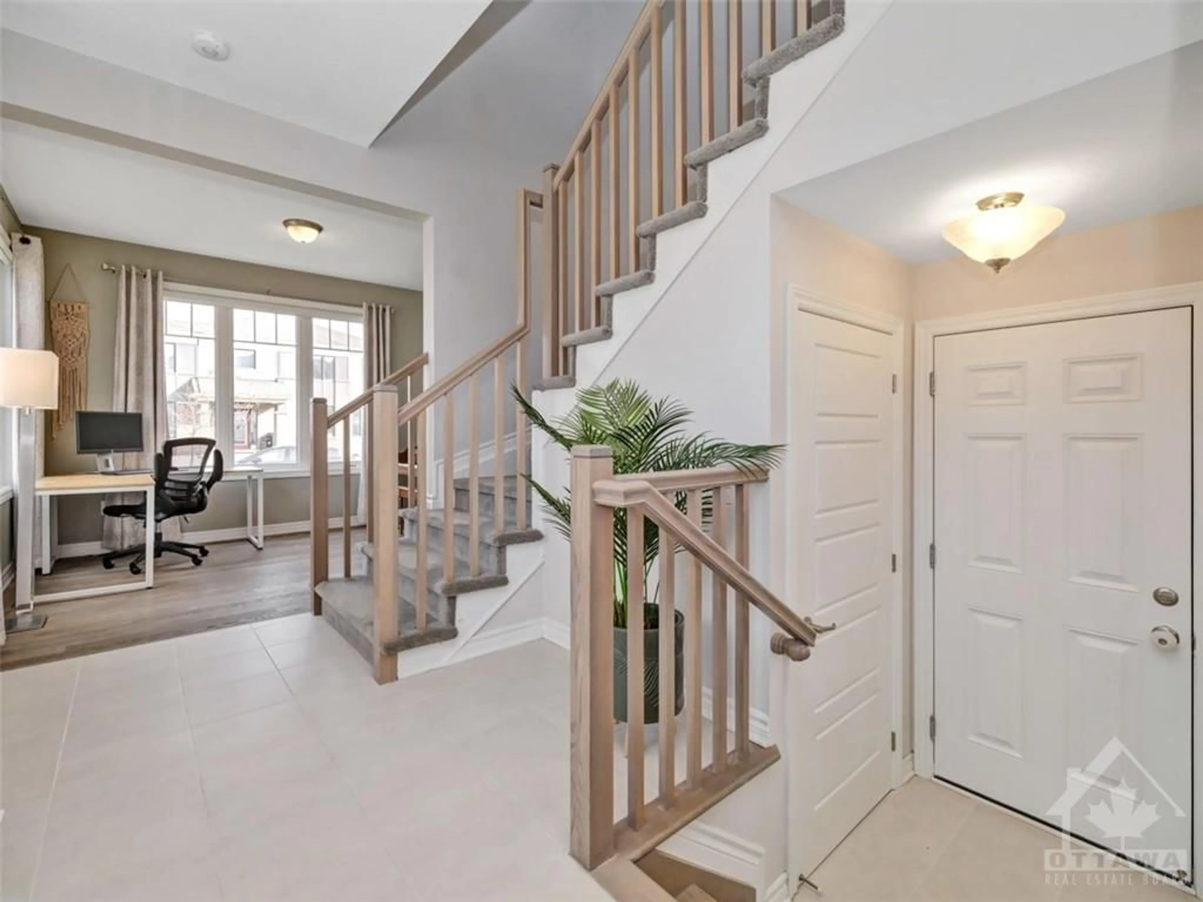 Indoor entryway, wood floors for 100 UMBRA Pl, Ottawa Ontario K2J 6N7