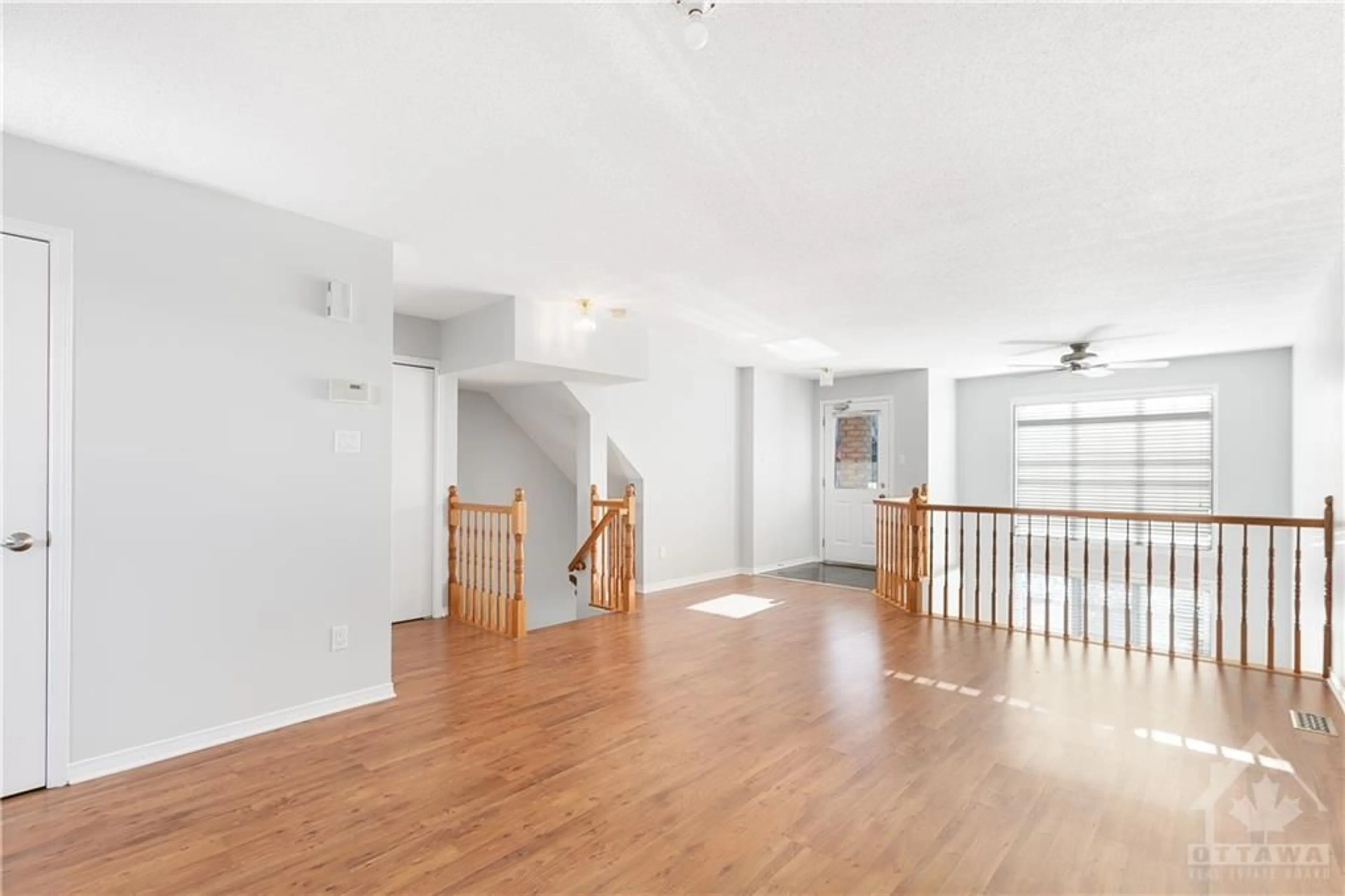 Indoor foyer, wood floors for 4471 HARPER Ave, Gloucester Ontario K1J 1C9