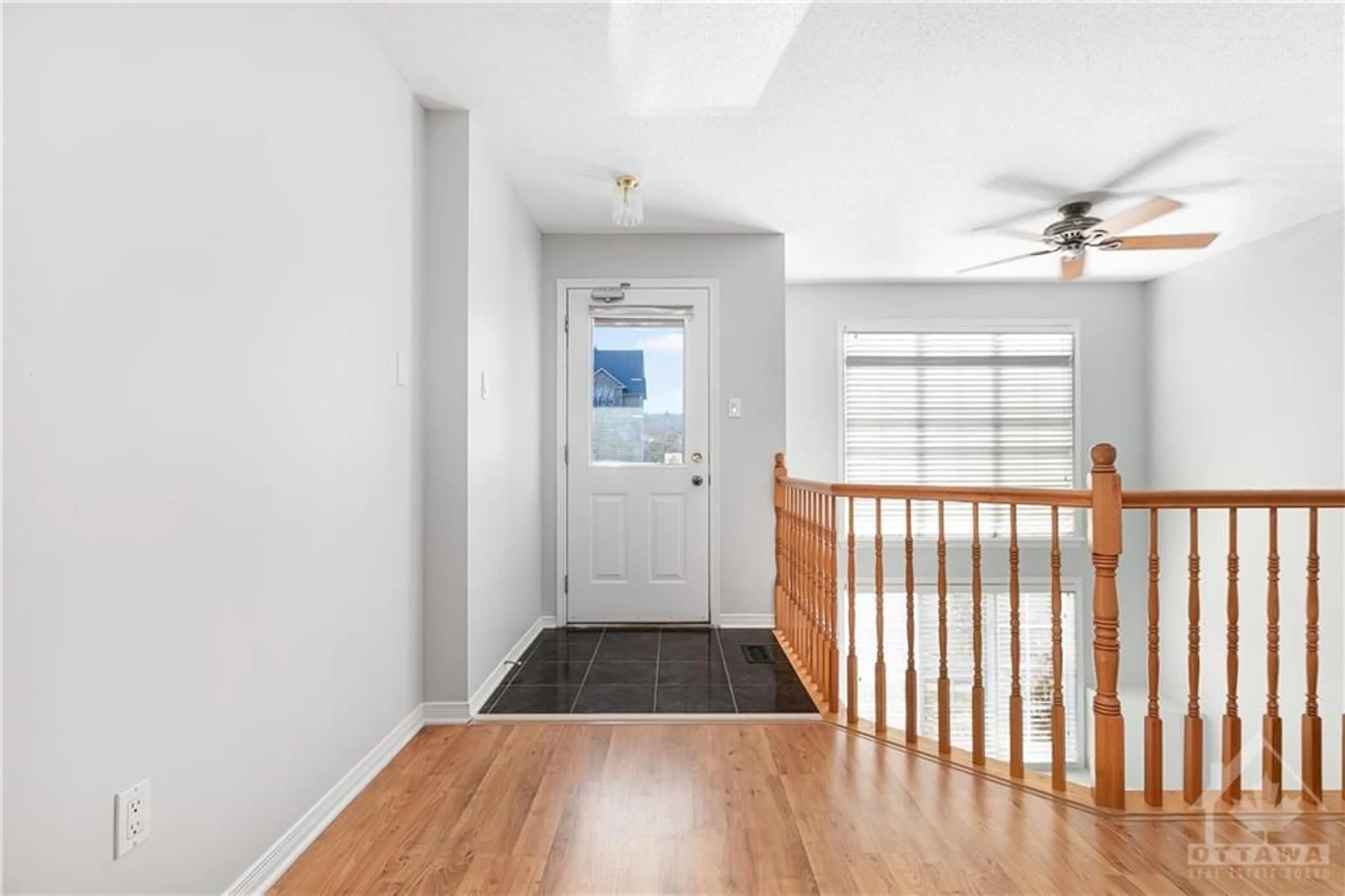 Indoor entryway, wood floors for 4471 HARPER Ave, Gloucester Ontario K1J 1C9