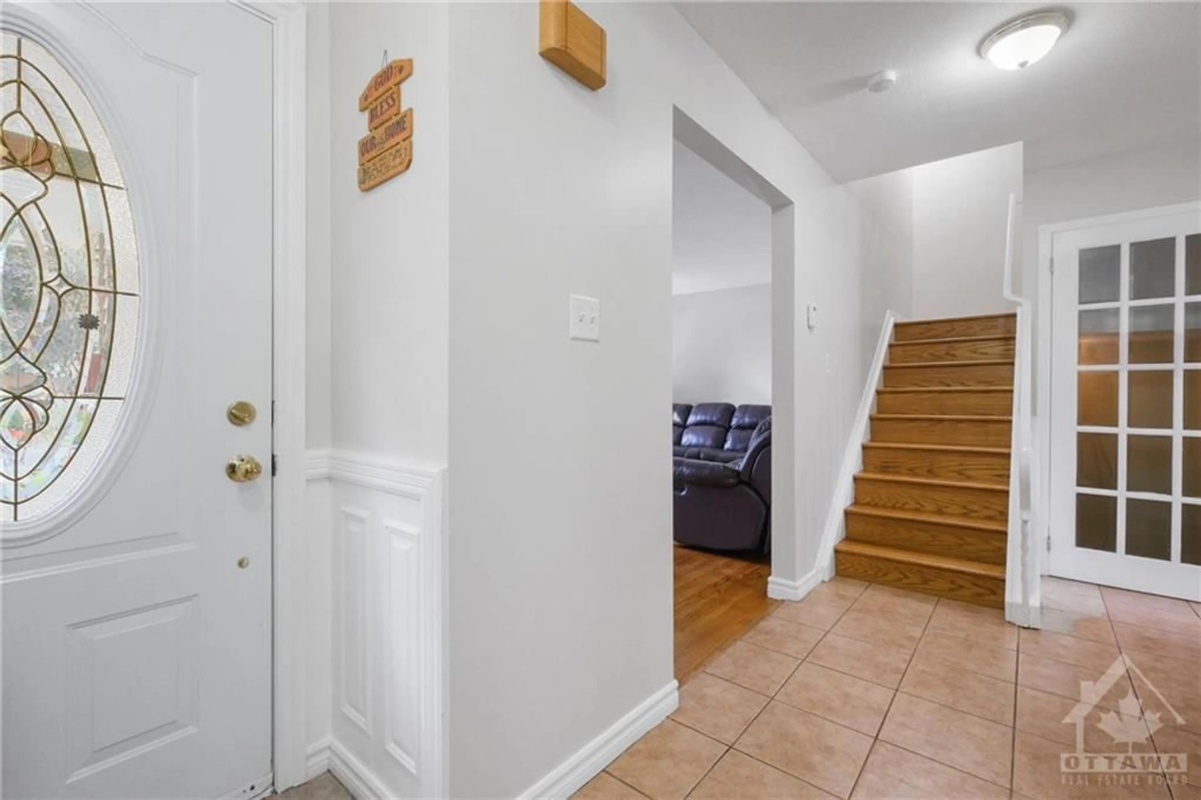 Indoor foyer, wood floors for 17 WINCHESTER Dr, Ottawa Ontario K2L 2C8