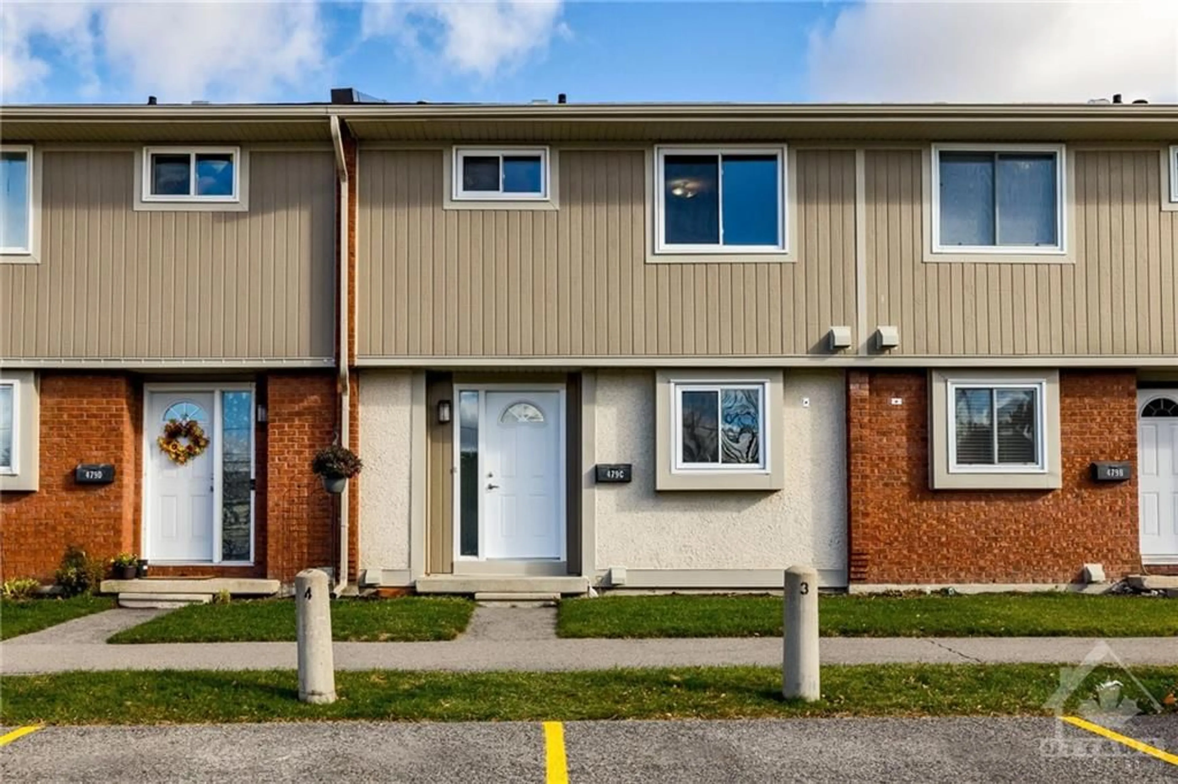 A pic from exterior of the house or condo, the front or back of building for 479 MOODIE Dr #C, Ottawa Ontario K2H 8T7