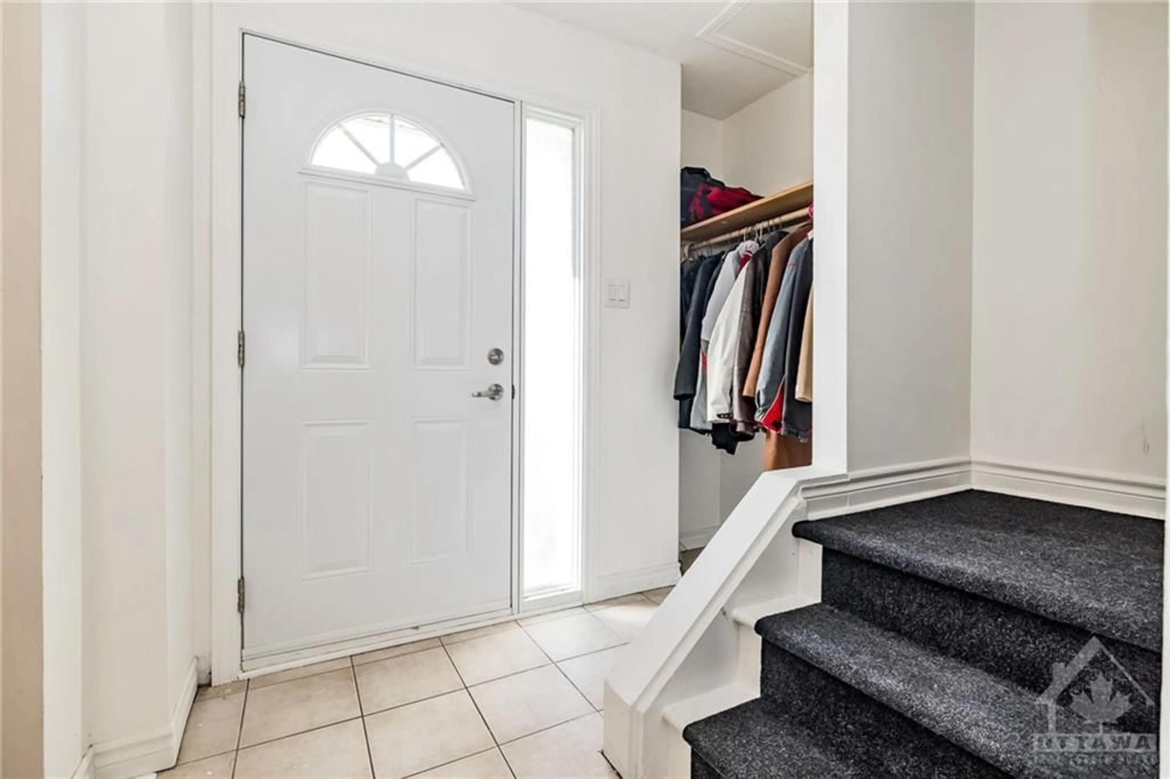 Indoor entryway, wood floors for 479 MOODIE Dr #C, Ottawa Ontario K2H 8T7