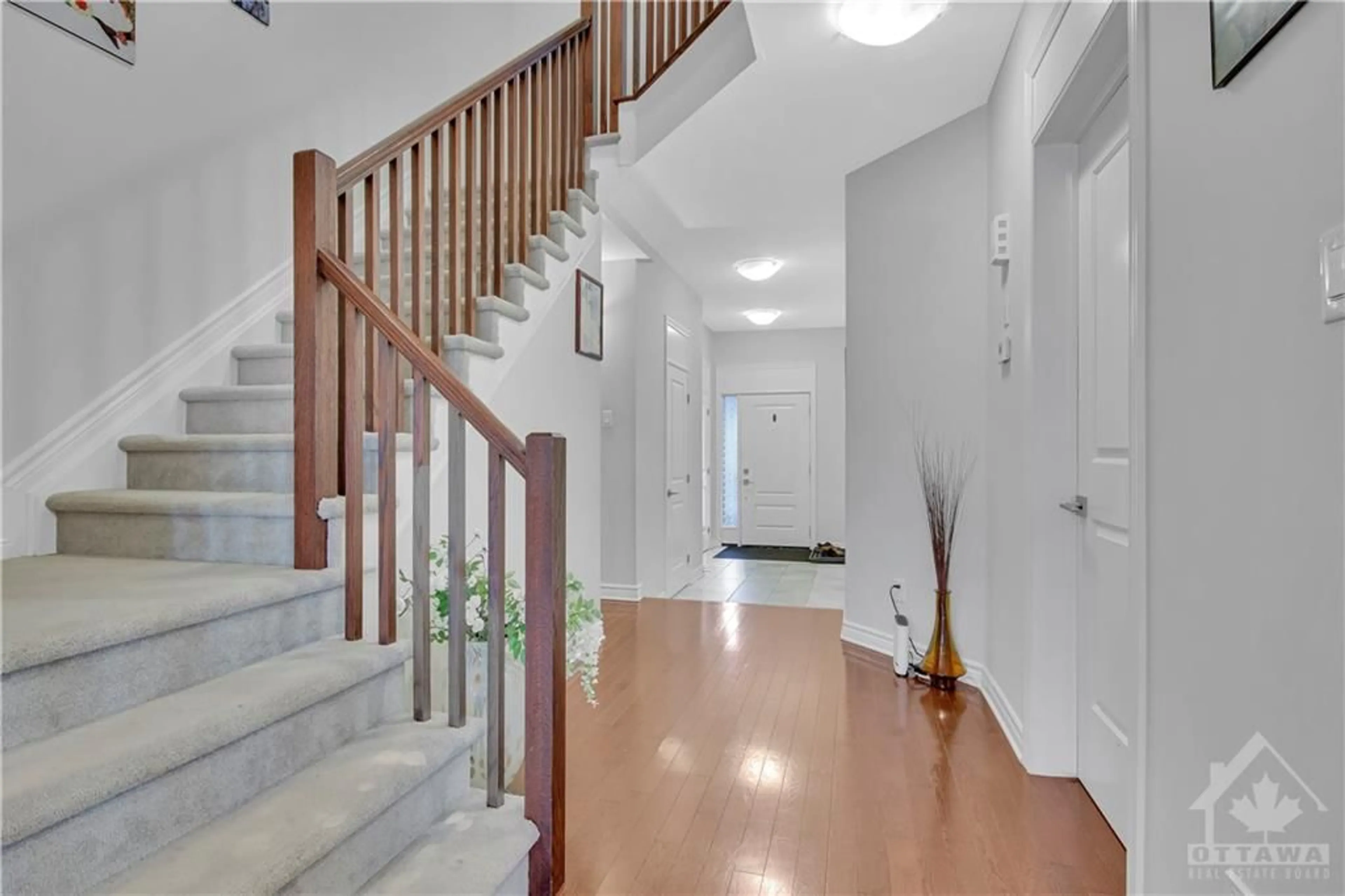 Indoor foyer, wood floors for 217 HAWKMERE Way, Ottawa Ontario K1T 0R5