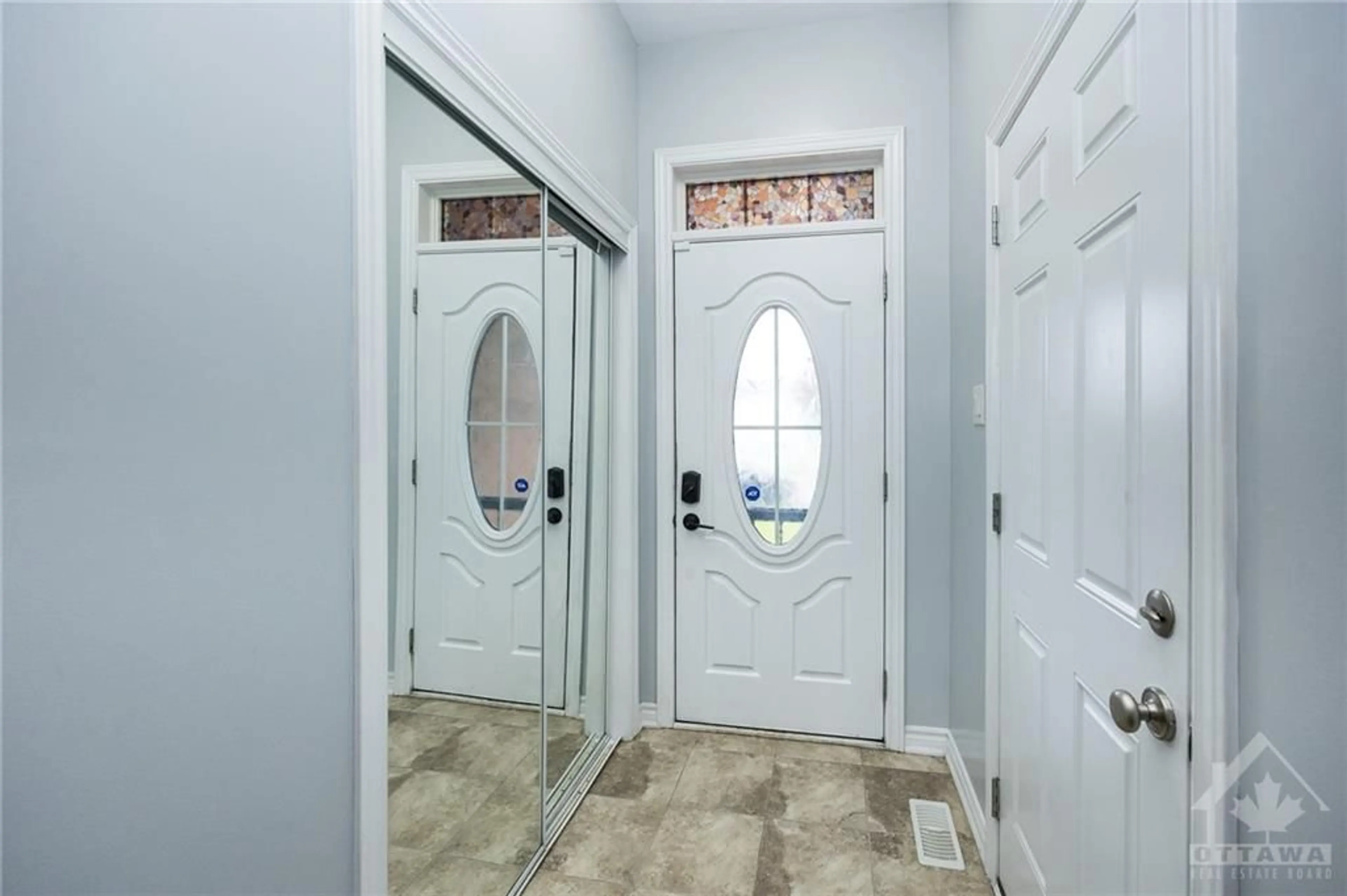 Indoor entryway, wood floors for 535 SUNLIT Cir, Ottawa Ontario K4A 0V4