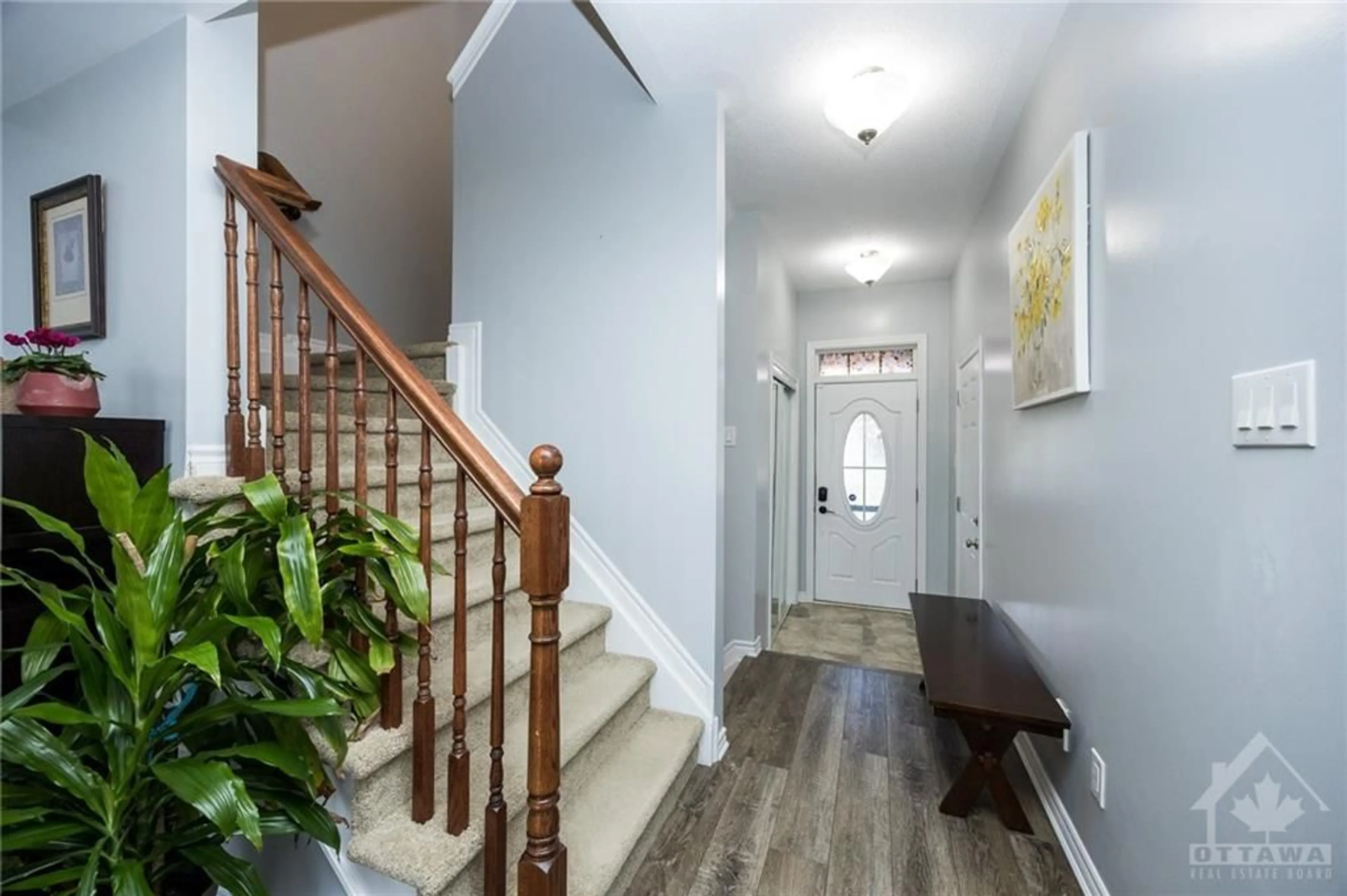 Indoor entryway, wood floors for 535 SUNLIT Cir, Ottawa Ontario K4A 0V4