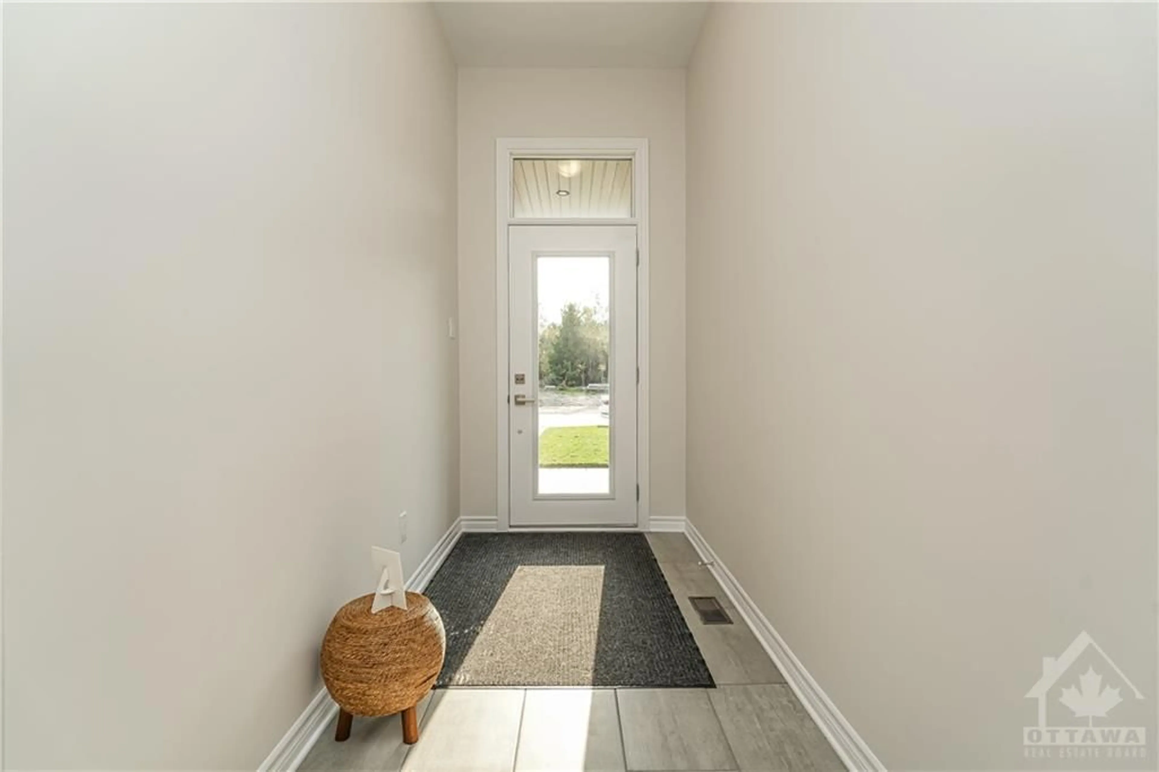 Indoor entryway, wood floors for 304 OAKMONT Dr, Kemptville Ontario K0G 1J0