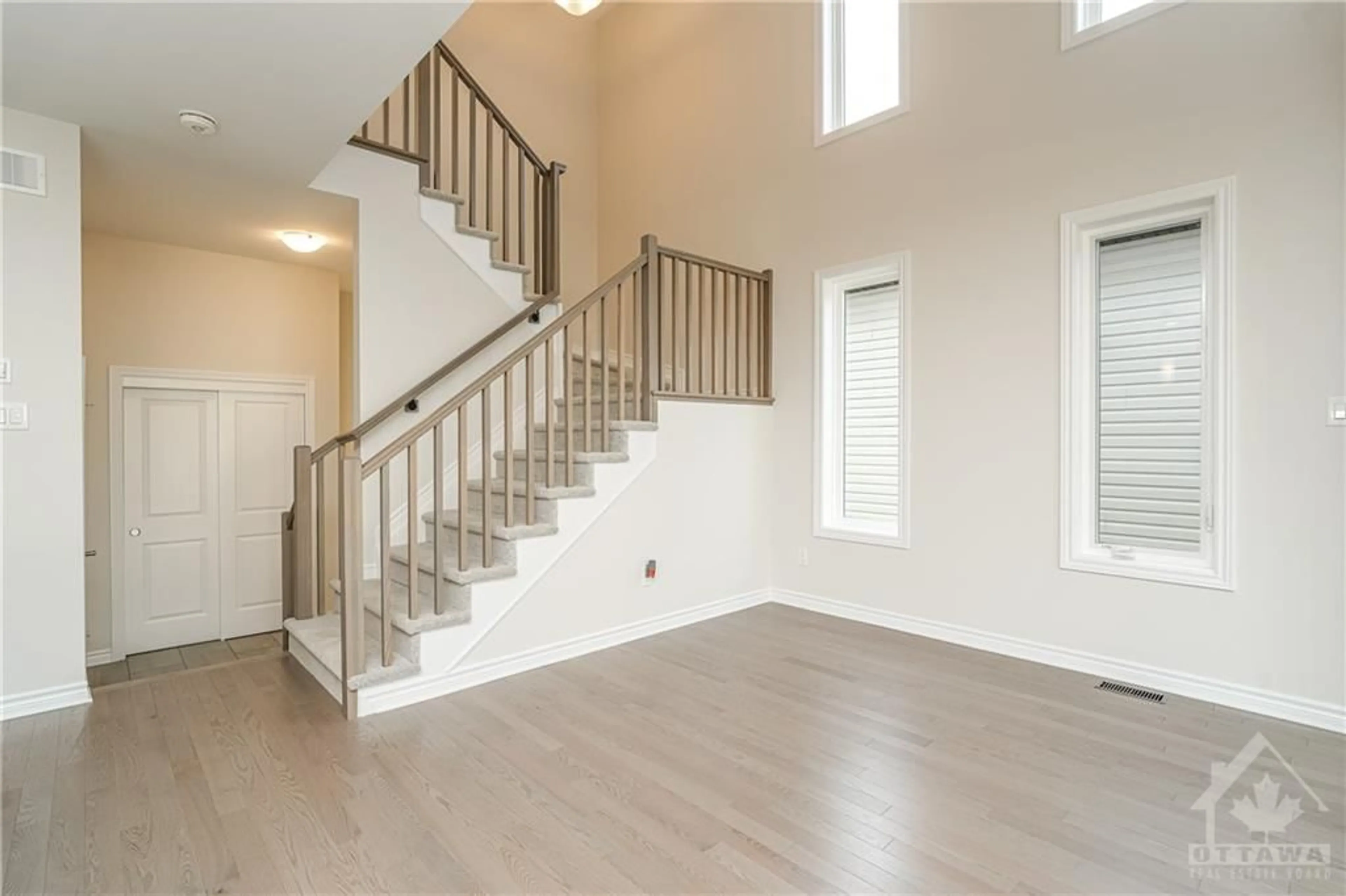 Indoor foyer, wood floors for 304 OAKMONT Dr, Kemptville Ontario K0G 1J0