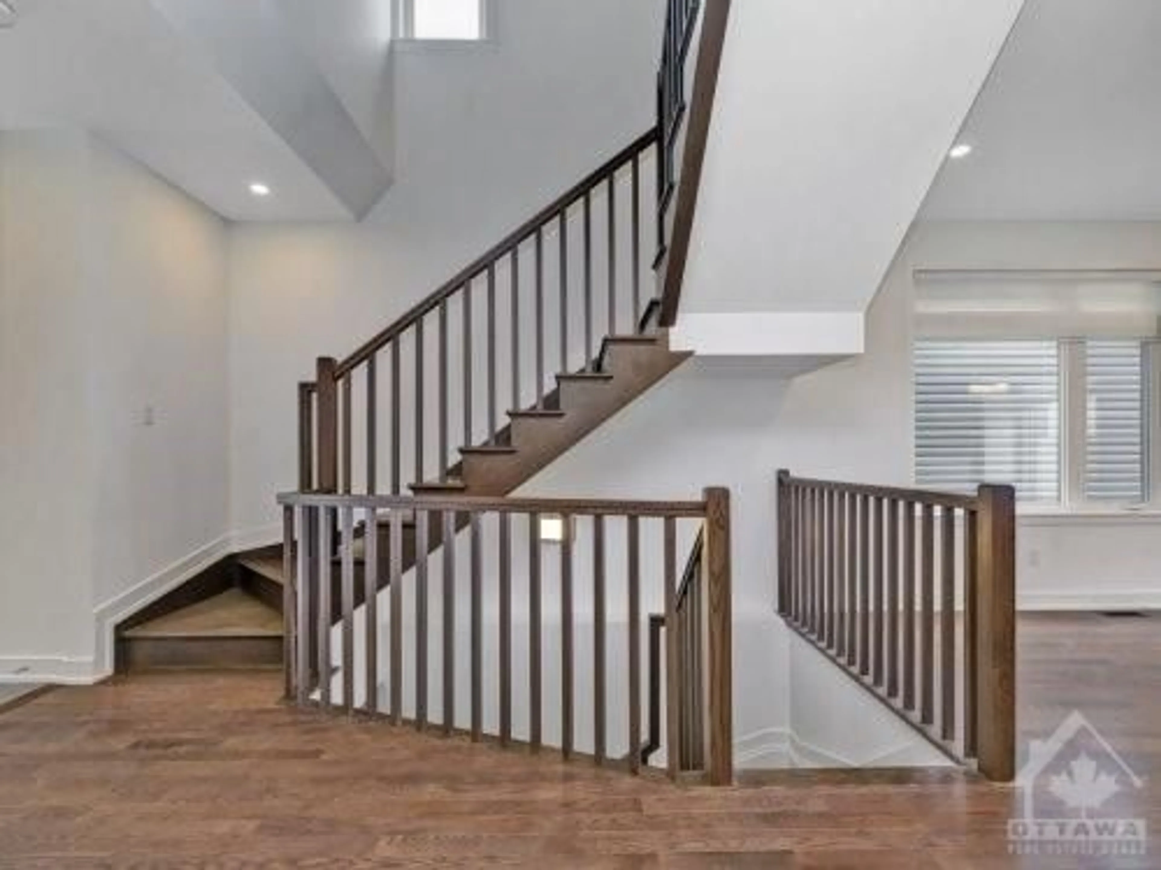 Stairs for 2337 GOLDHAWK Dr, Ottawa Ontario K2S 2X3