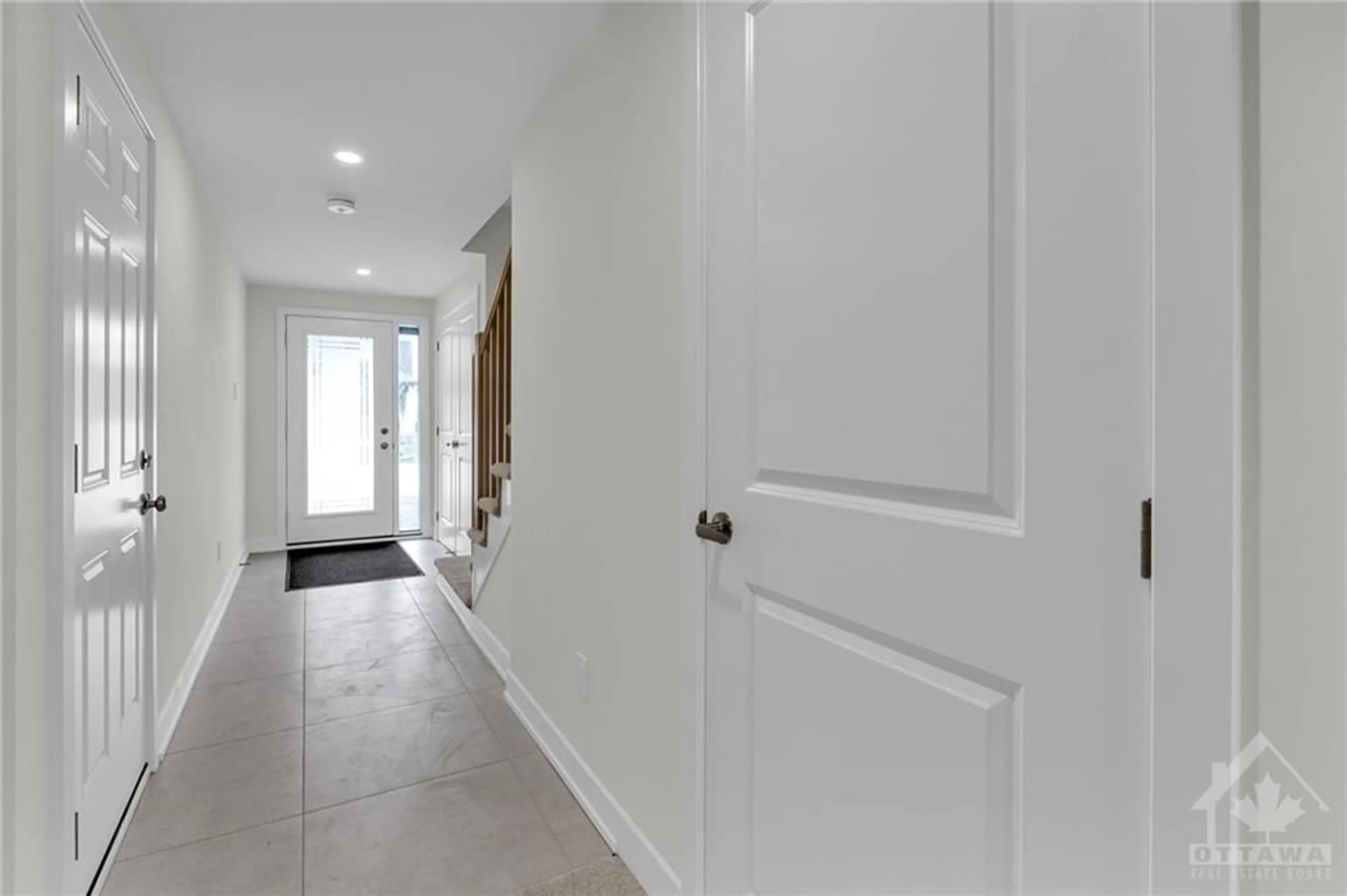 Indoor entryway, wood floors for 609 KNOTRIDGE St, Ottawa Ontario K1W 0C7