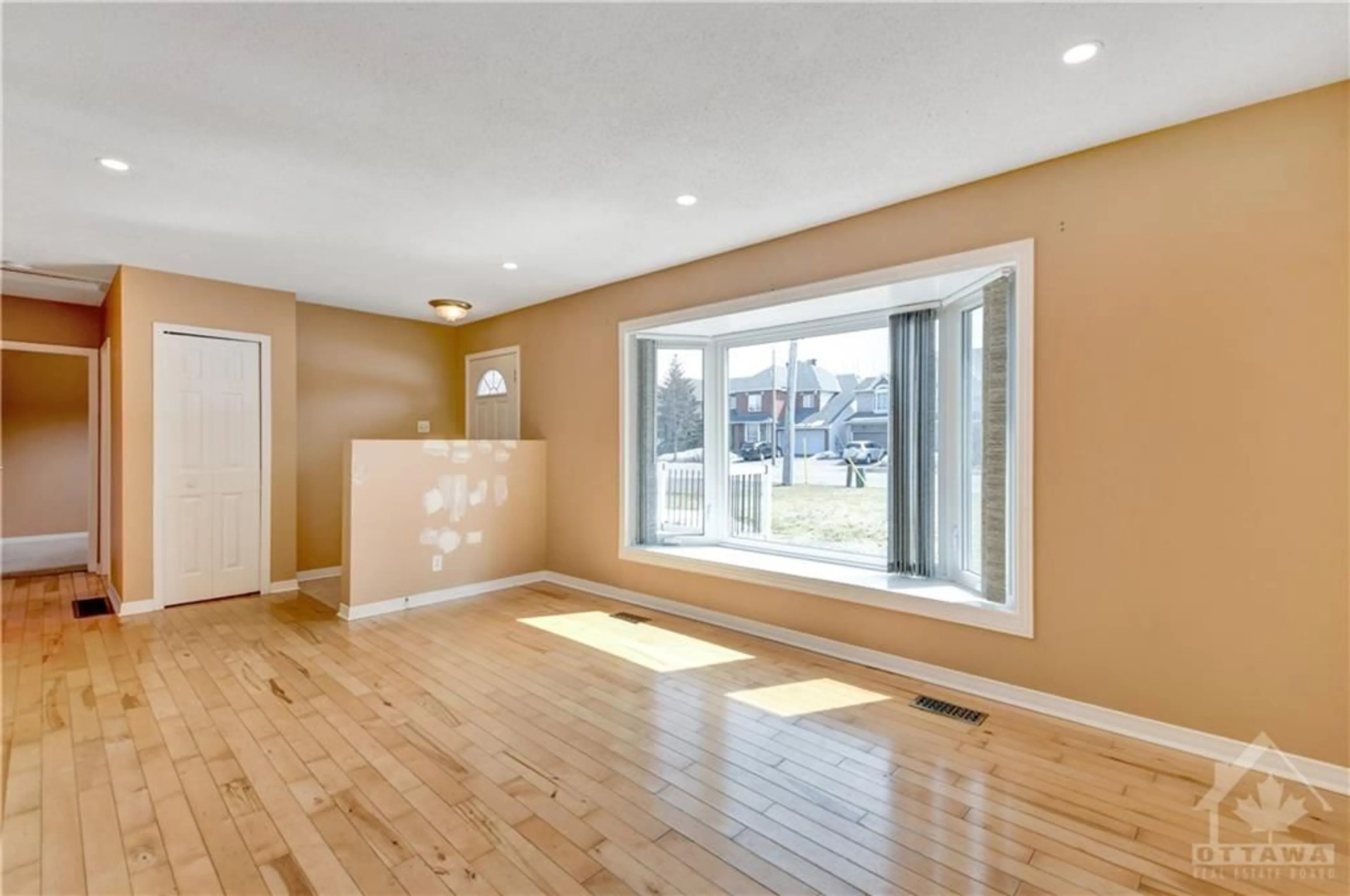 Indoor entryway, wood floors for 1215 KLONDIKE Rd, Ottawa Ontario K2W 1E1