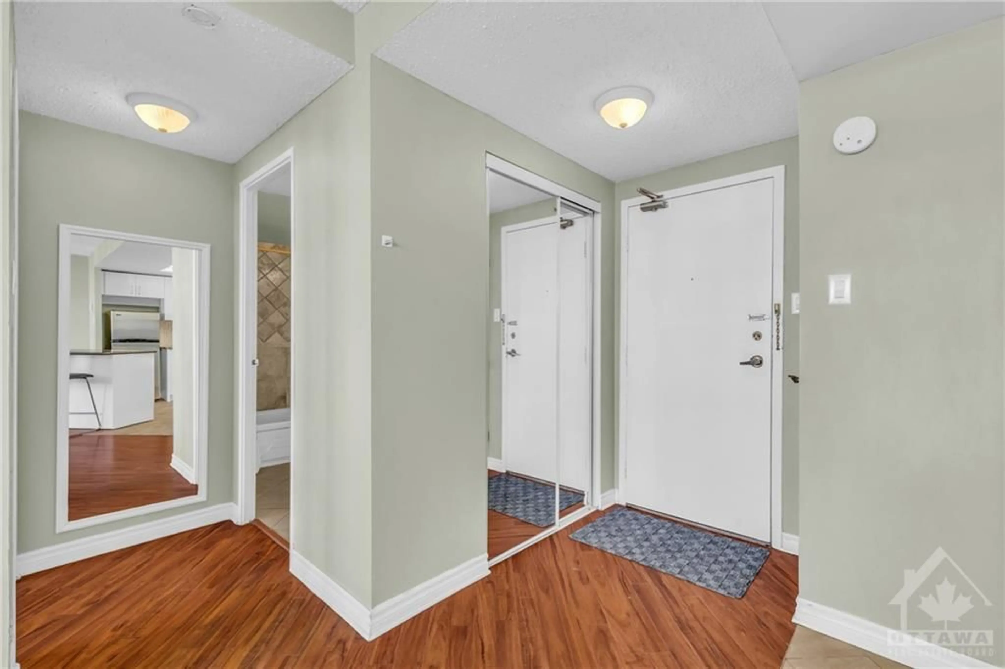 Indoor entryway, wood floors for 530 LAURIER Ave #1201, Ottawa Ontario K1R 7T1