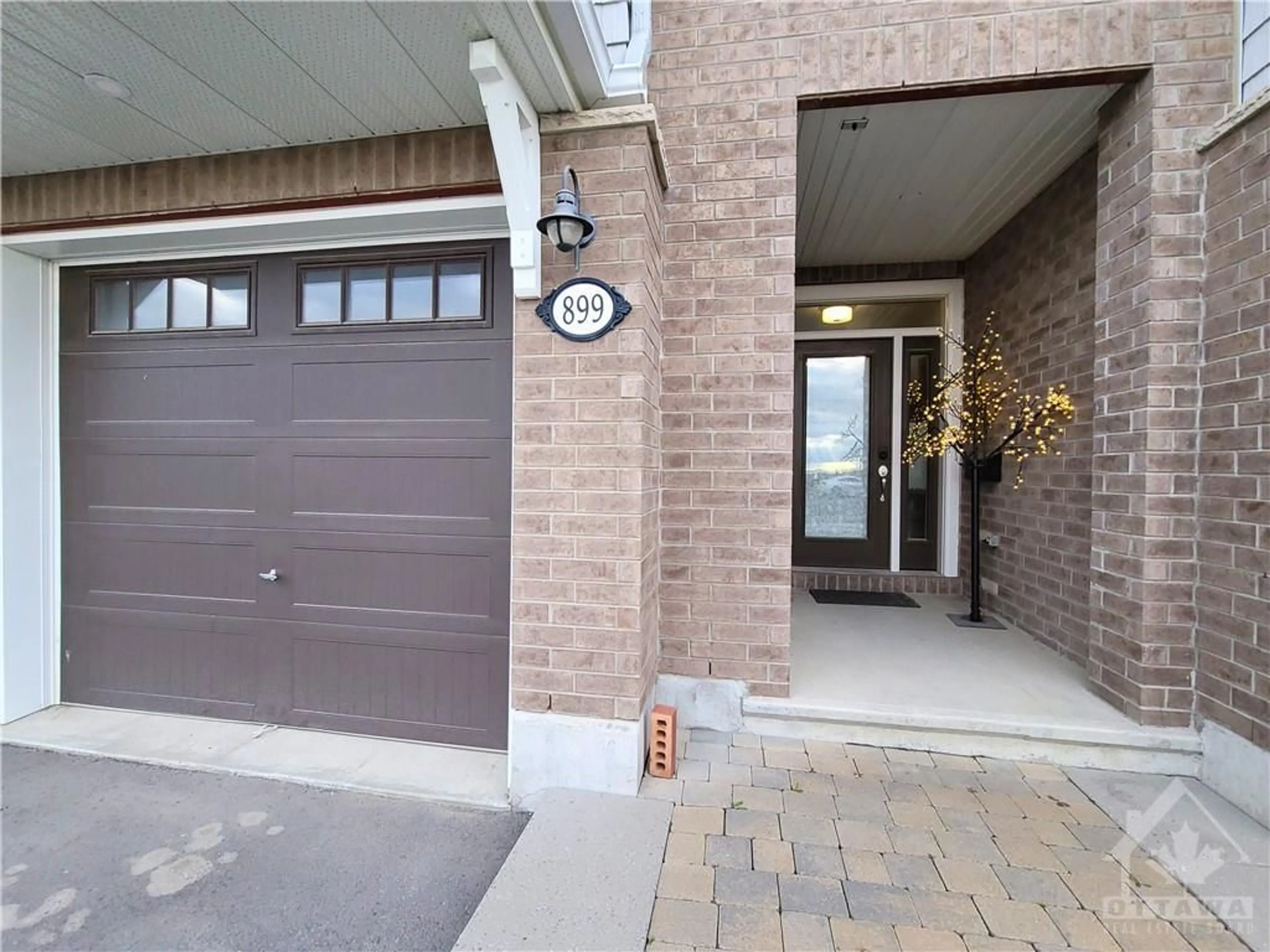 Indoor entryway, cement floor for 899 ANTONIO FARLEY St, Orleans Ontario K4A 5K1