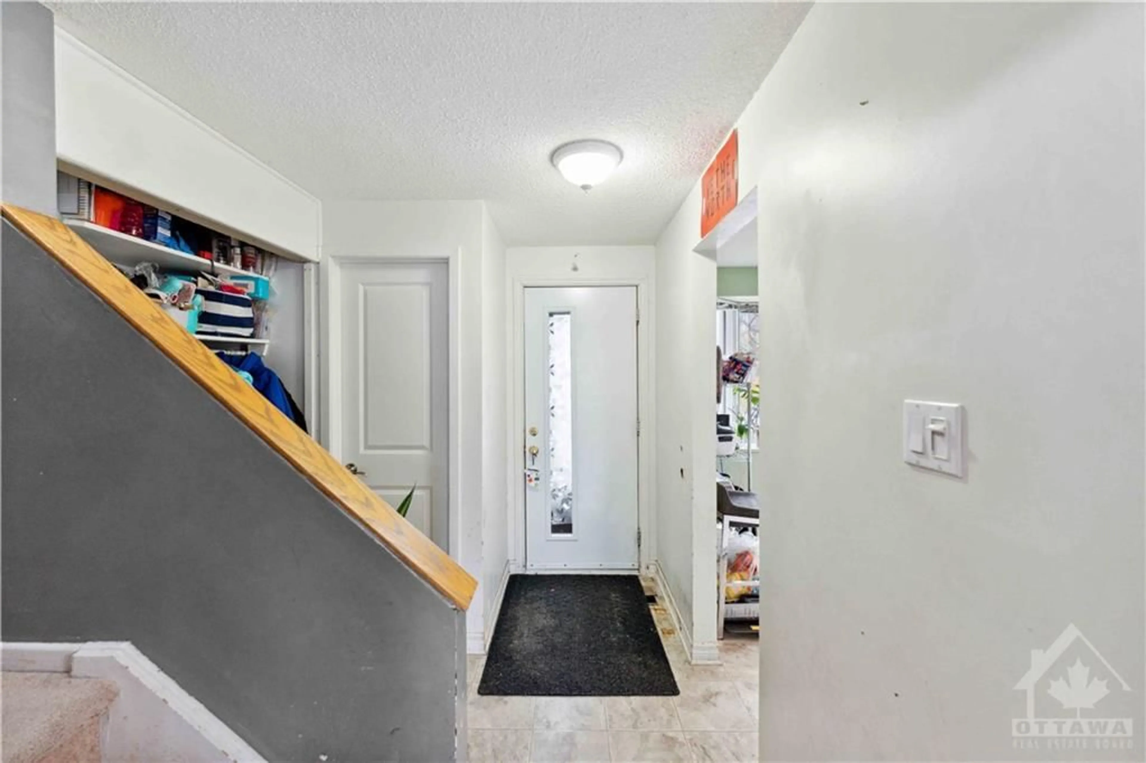 Indoor entryway, wood floors for 2119 STONEHENGE Cres, Ottawa Ontario K1B 4N7