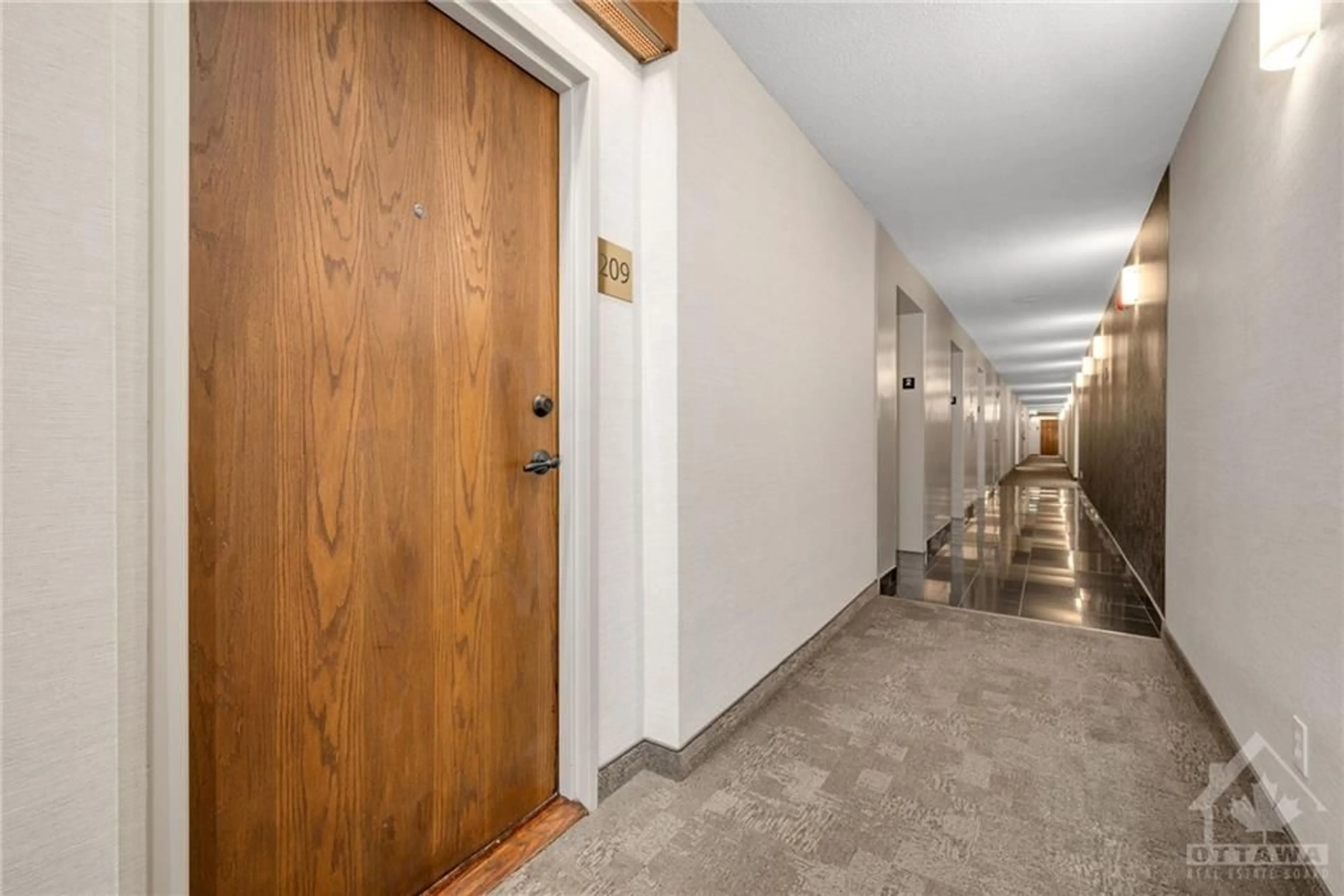 Indoor foyer, wood floors for 470 LAURIER Ave #209, Ottawa Ontario K1R 7W9