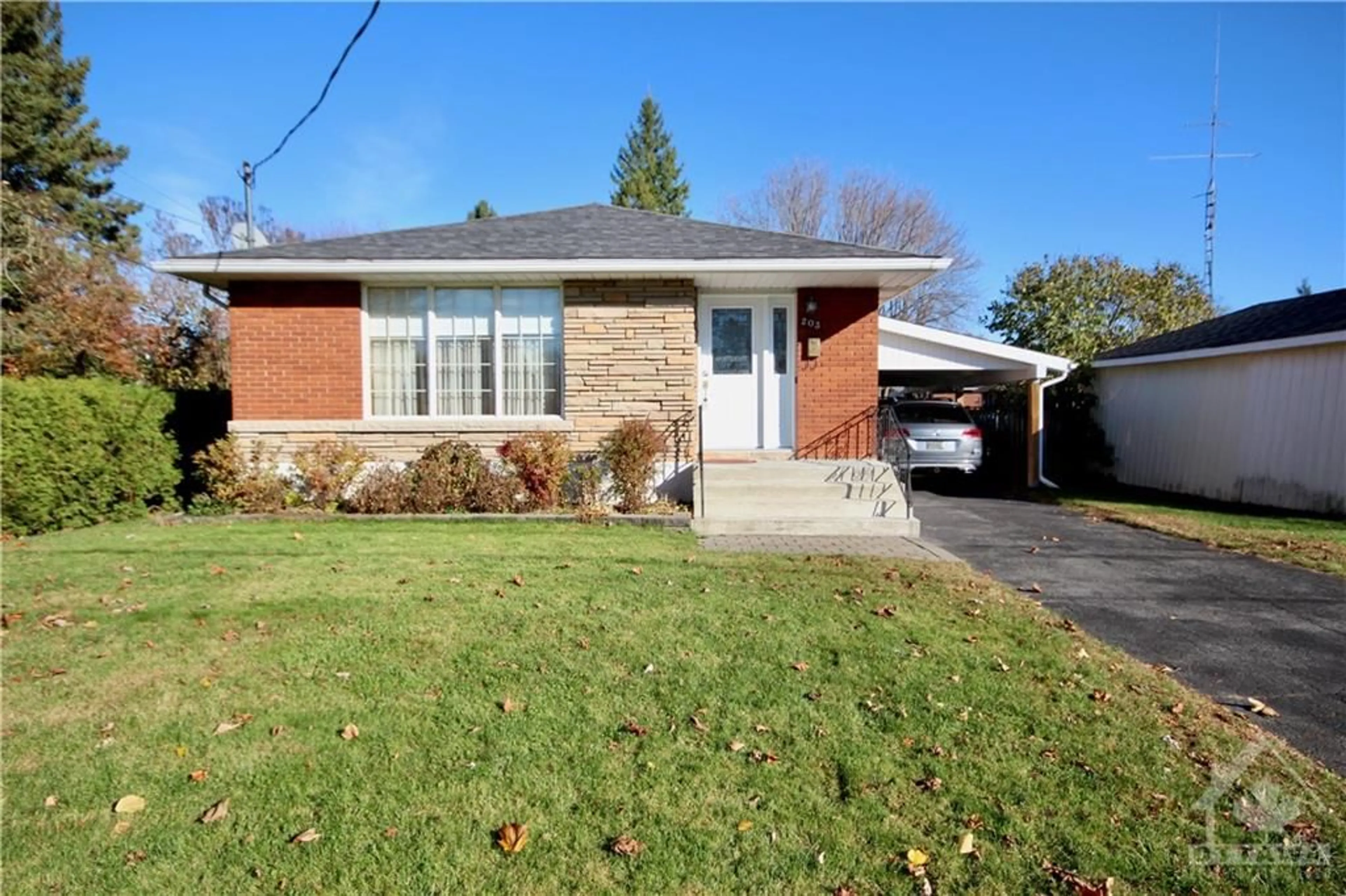 Frontside or backside of a home, the street view for 203 SHIRLEY Ave, Cornwall Ontario K6J 2E6