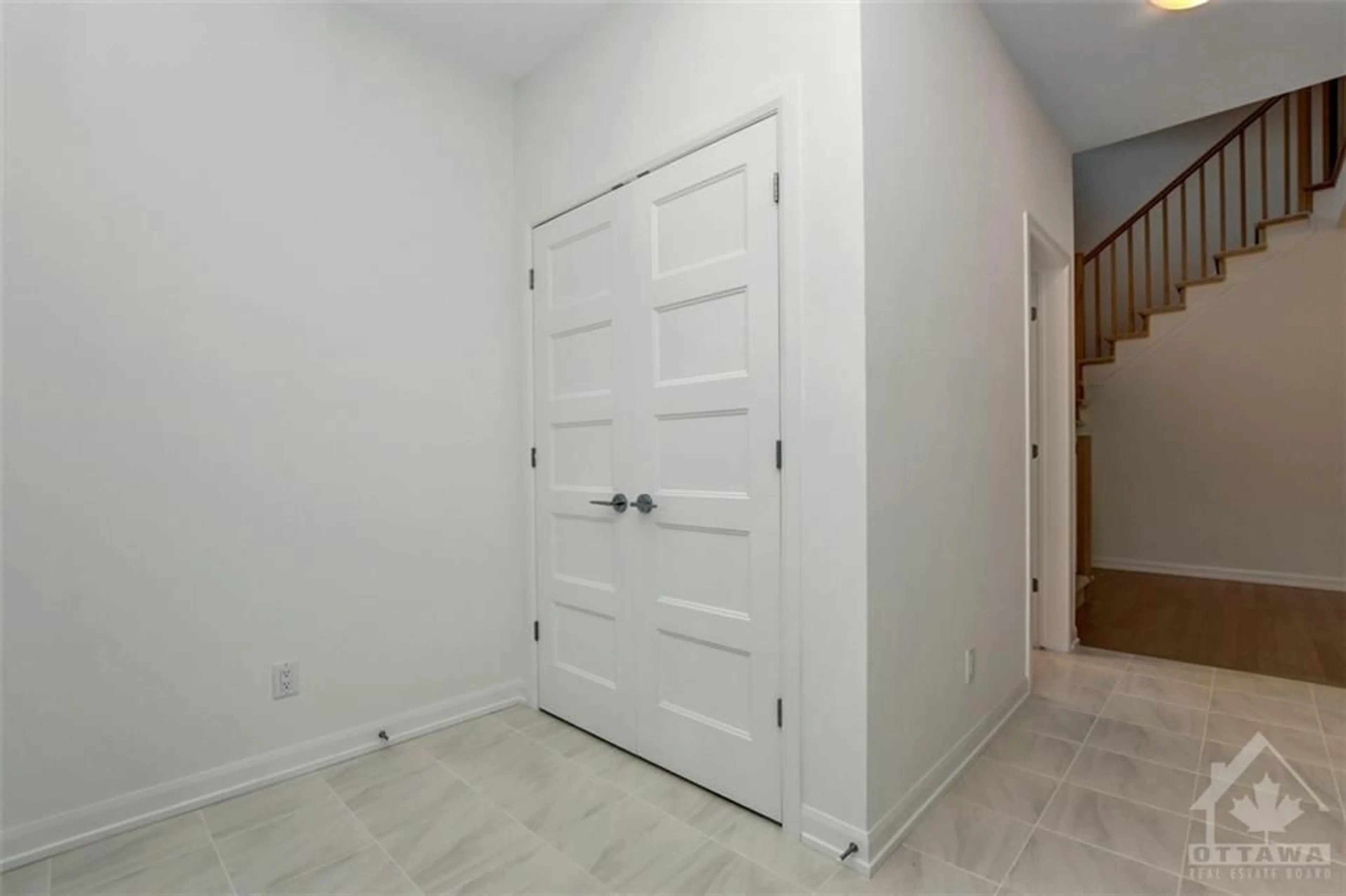 Indoor entryway, not visible floor for 1260 DIAMOND St, Rockland Ontario K4K 0M5