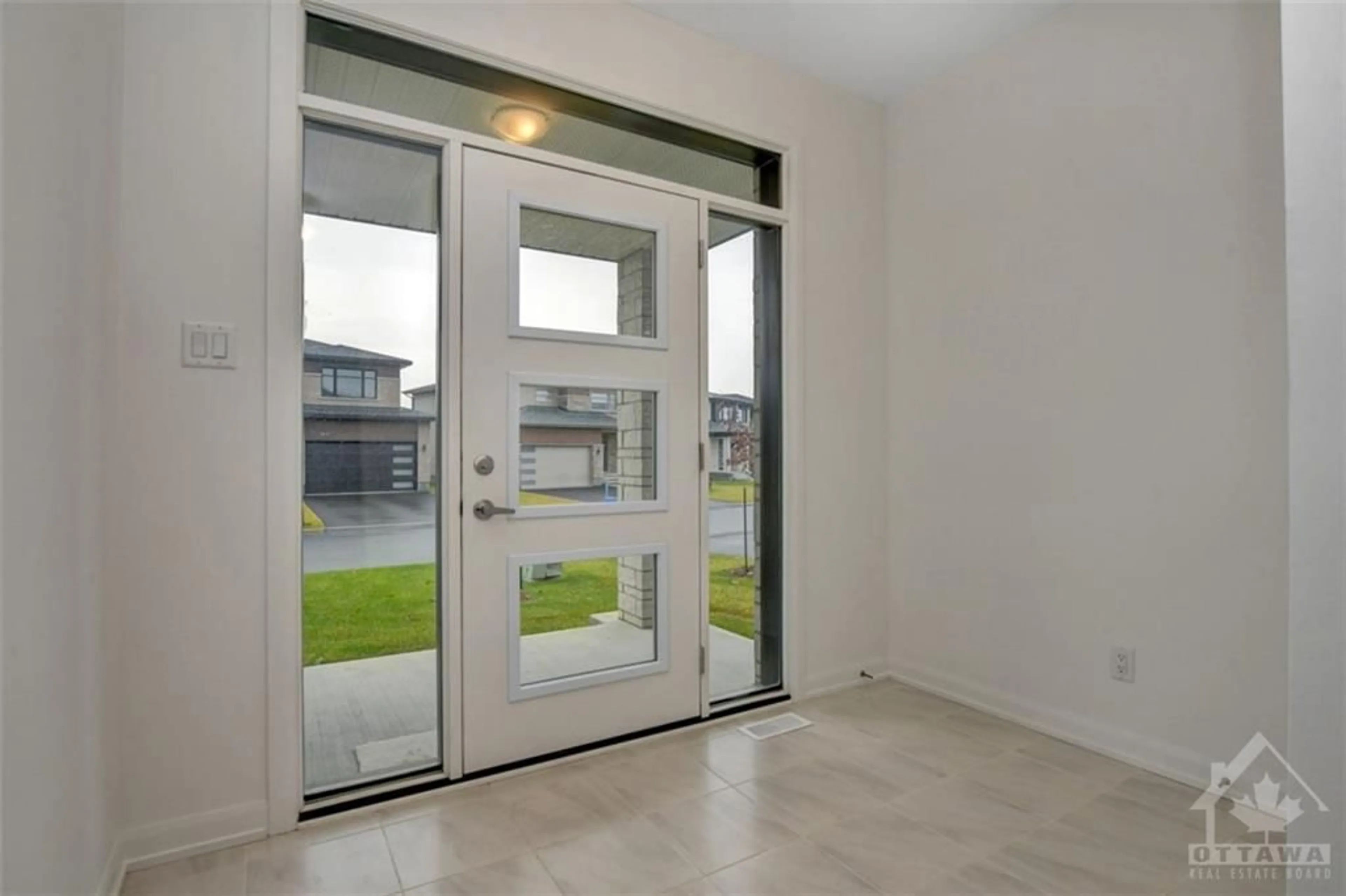 Indoor foyer, cement floor for 1260 DIAMOND St, Rockland Ontario K4K 0M5