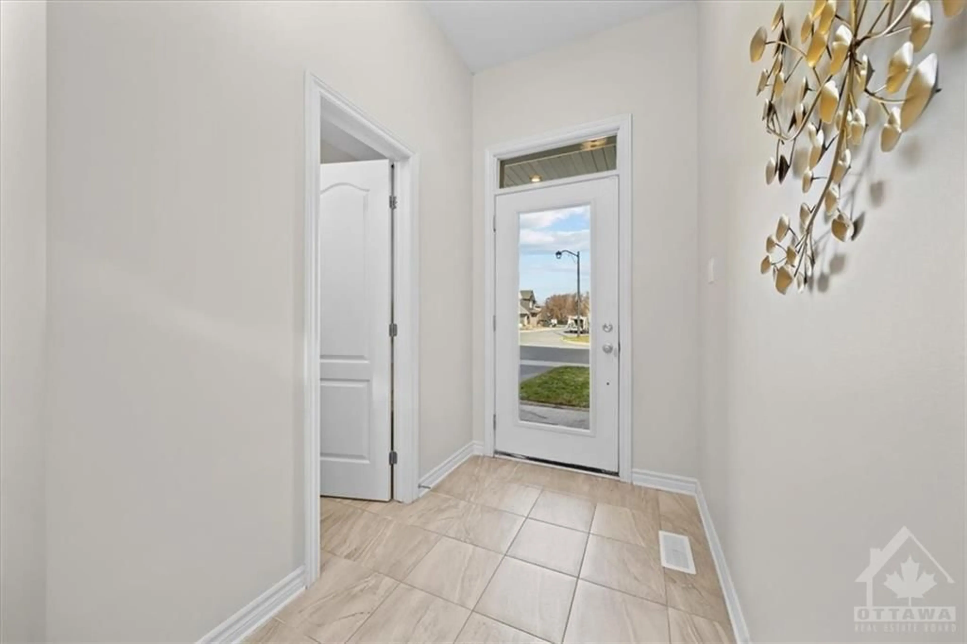 Indoor entryway, wood floors for 610 VIVERA Pl, Stittsville Ontario K2S 2M9