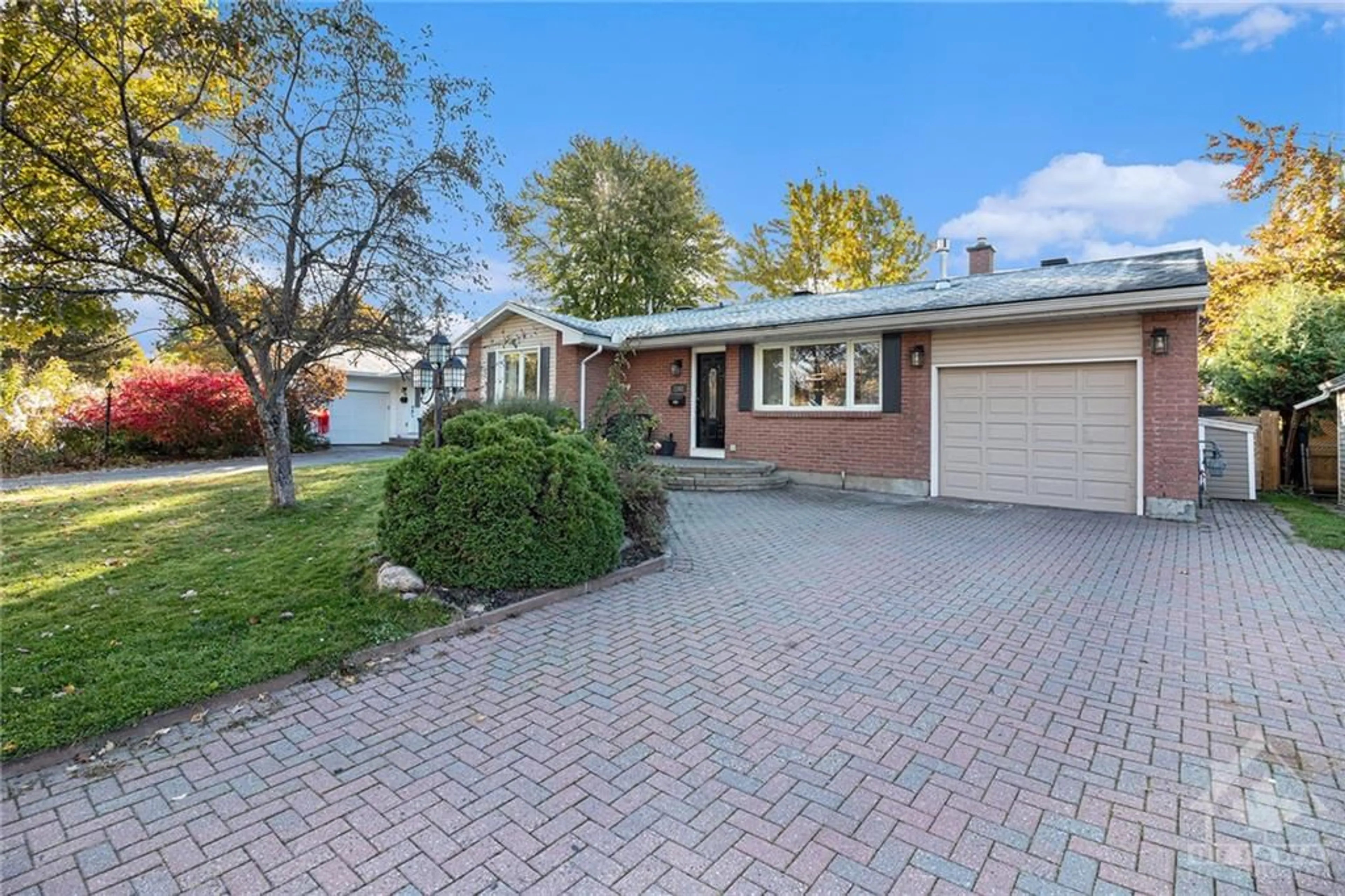 Home with brick exterior material for 2162 FILLMORE Cres, Ottawa Ontario K1J 6A4