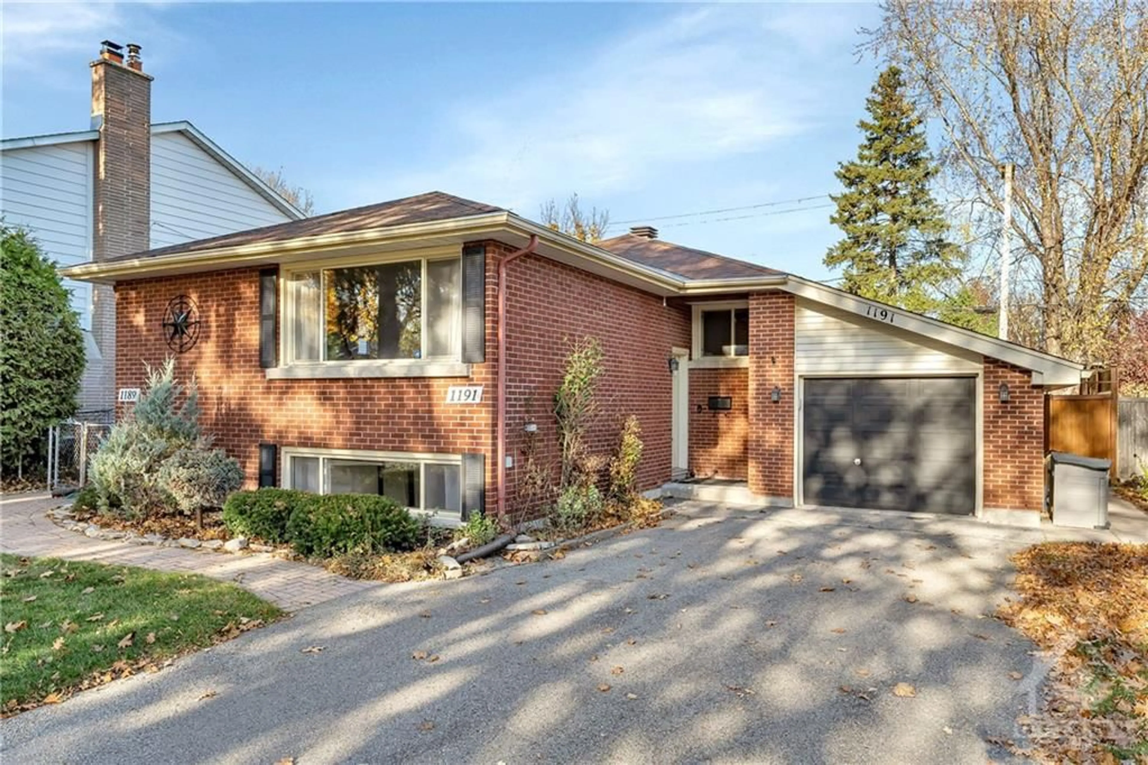 Home with brick exterior material for 1191 CASTLE HILL Cres, Ottawa Ontario K2C 2B1