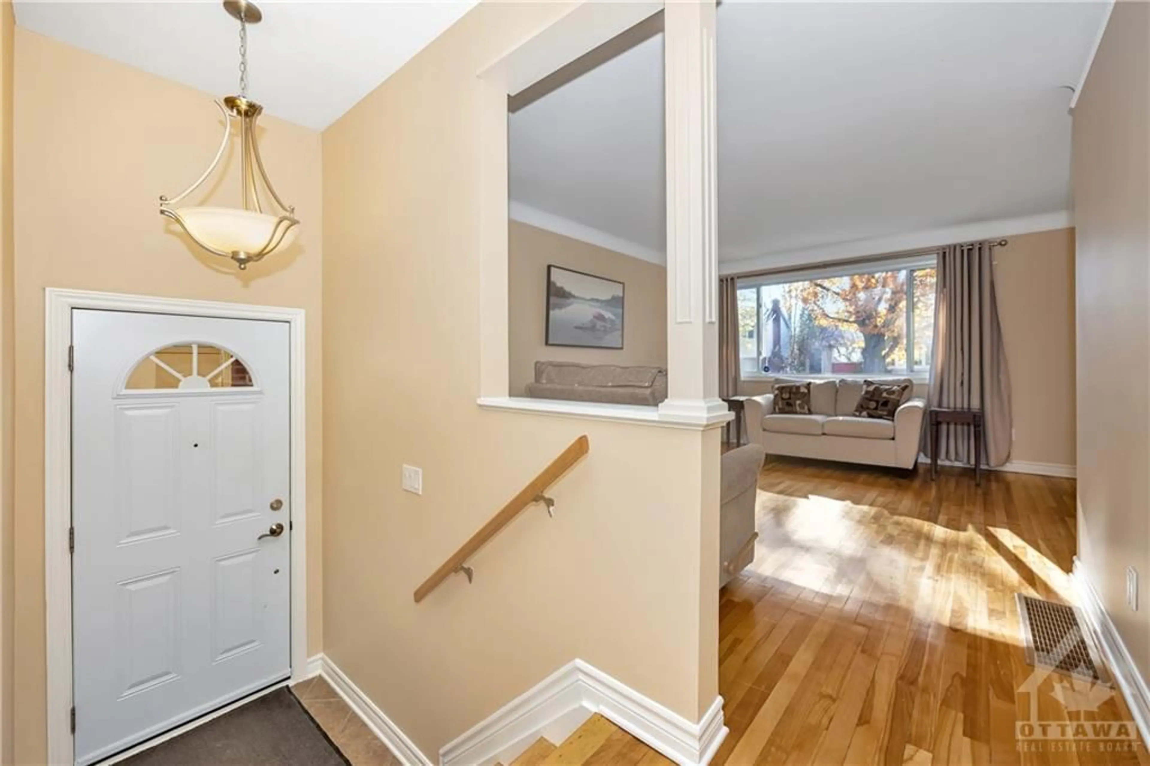 Indoor entryway, wood floors for 1191 CASTLE HILL Cres, Ottawa Ontario K2C 2B1