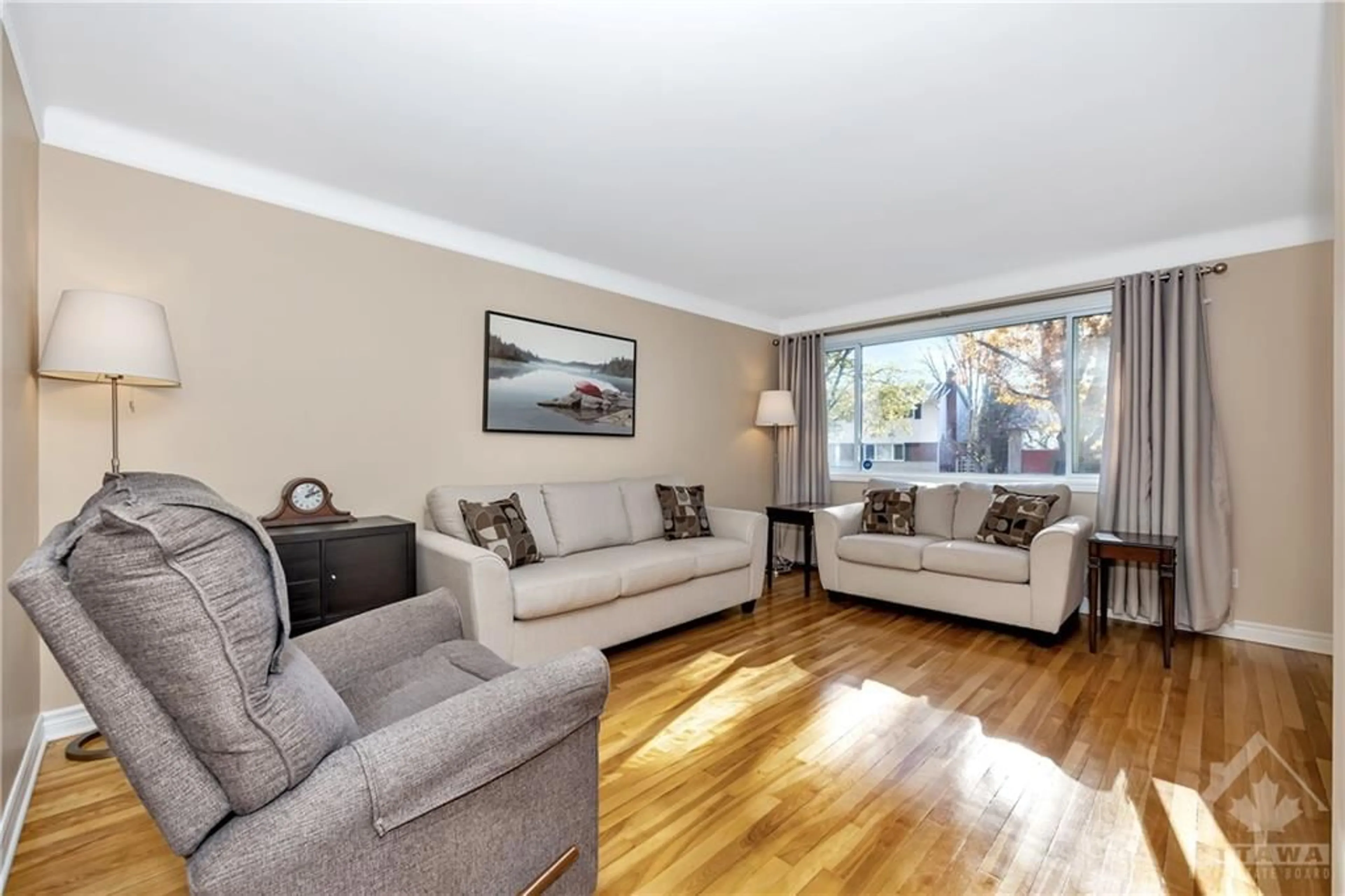 Living room, wood floors for 1191 CASTLE HILL Cres, Ottawa Ontario K2C 2B1