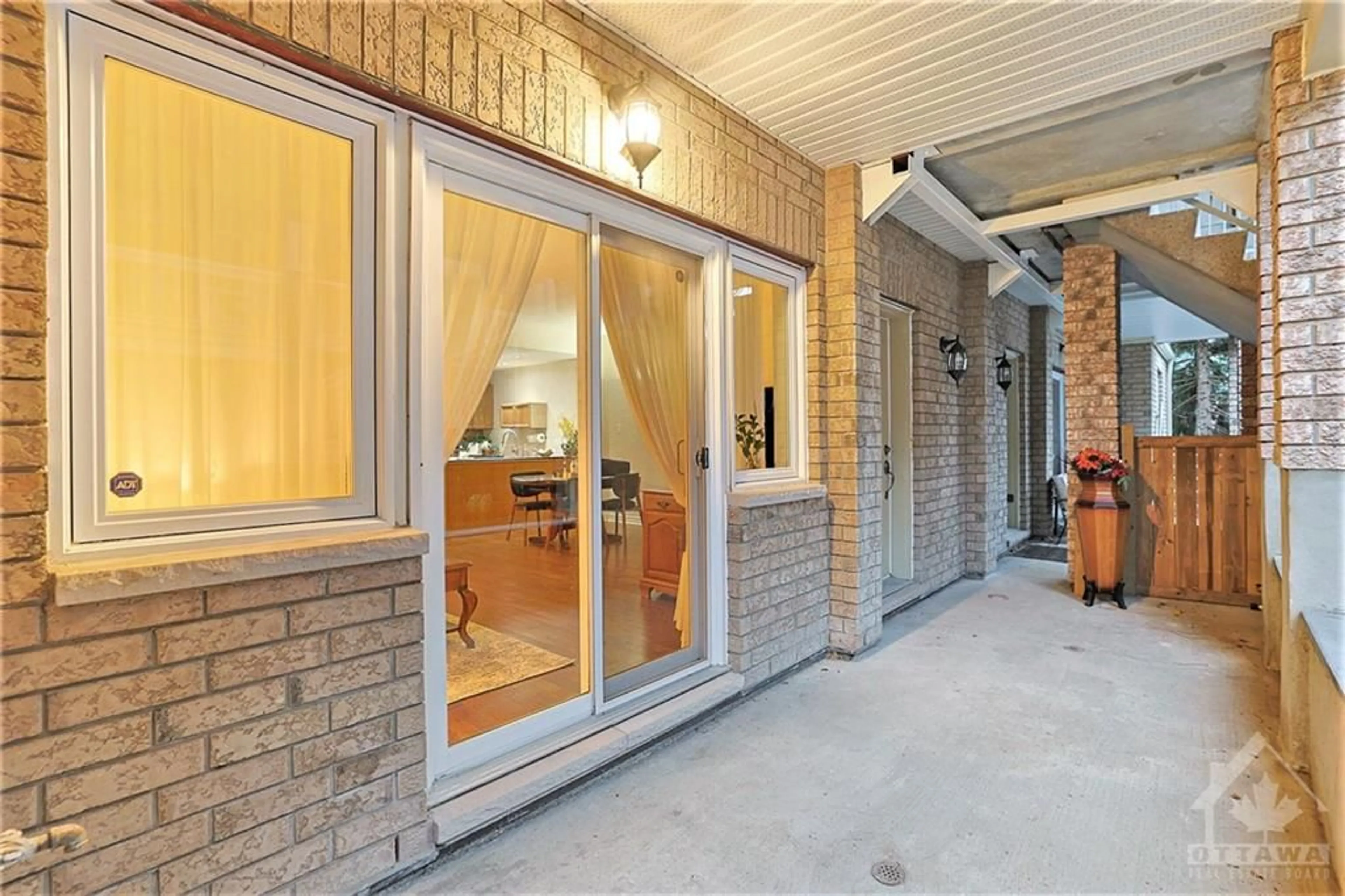 Indoor foyer for 1115 STITTSVILLE MAIN St #A, Ottawa Ontario K2S 0C8