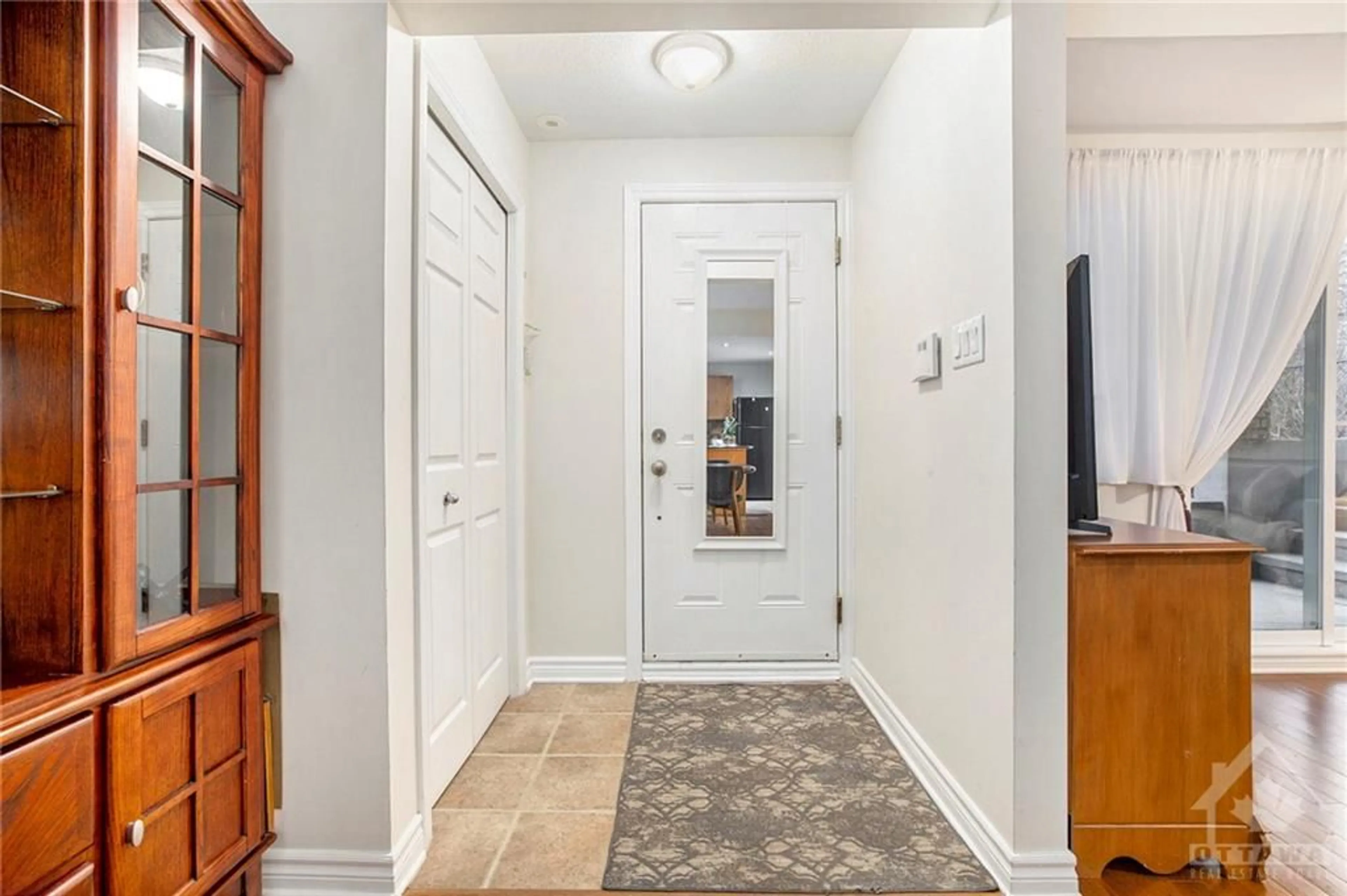 Indoor entryway, wood floors for 1115 STITTSVILLE MAIN St #A, Ottawa Ontario K2S 0C8