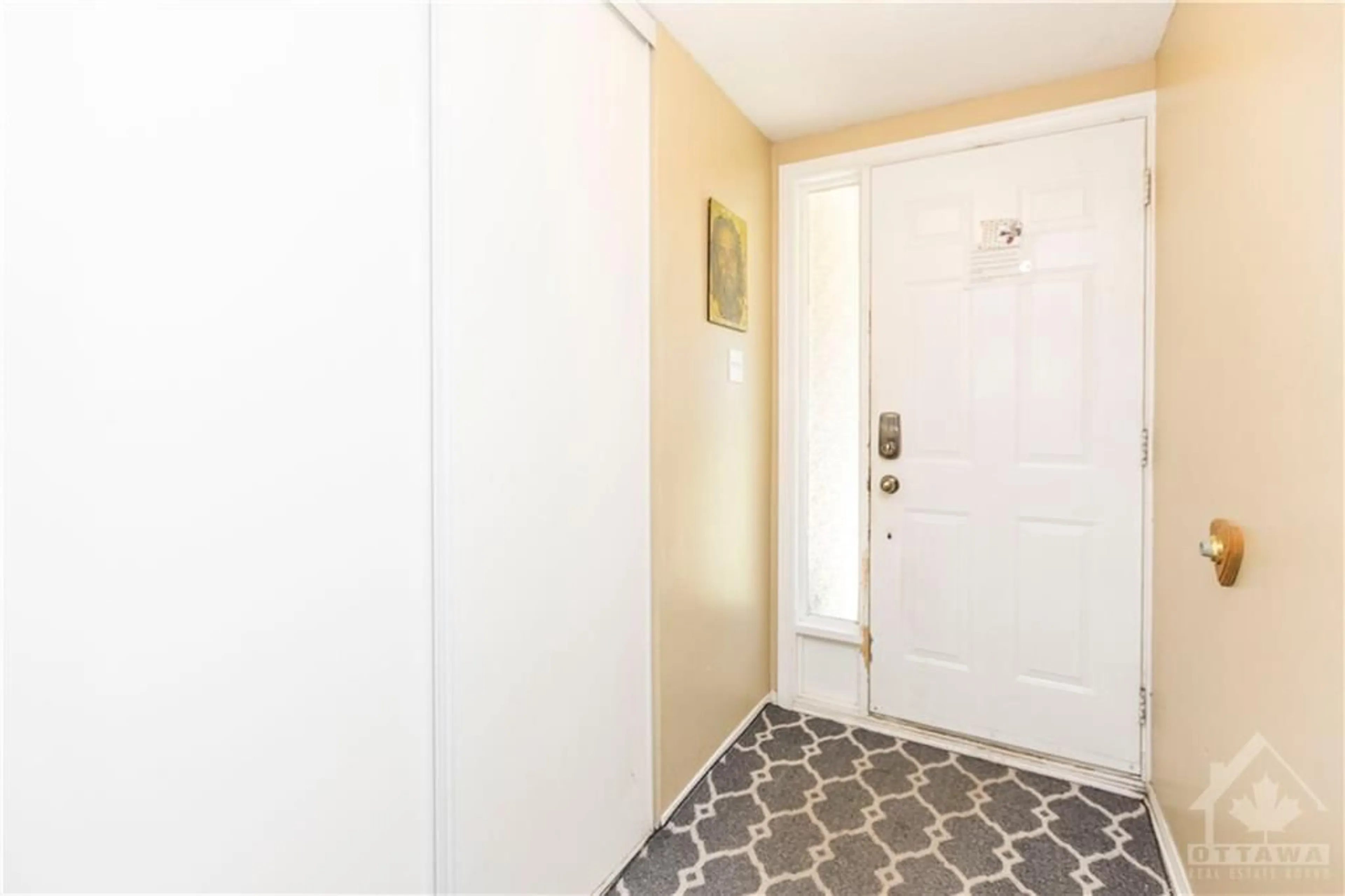 Indoor entryway, carpet floors for 2212 NATURE TRAIL Cres, Ottawa Ontario K1W 1E7