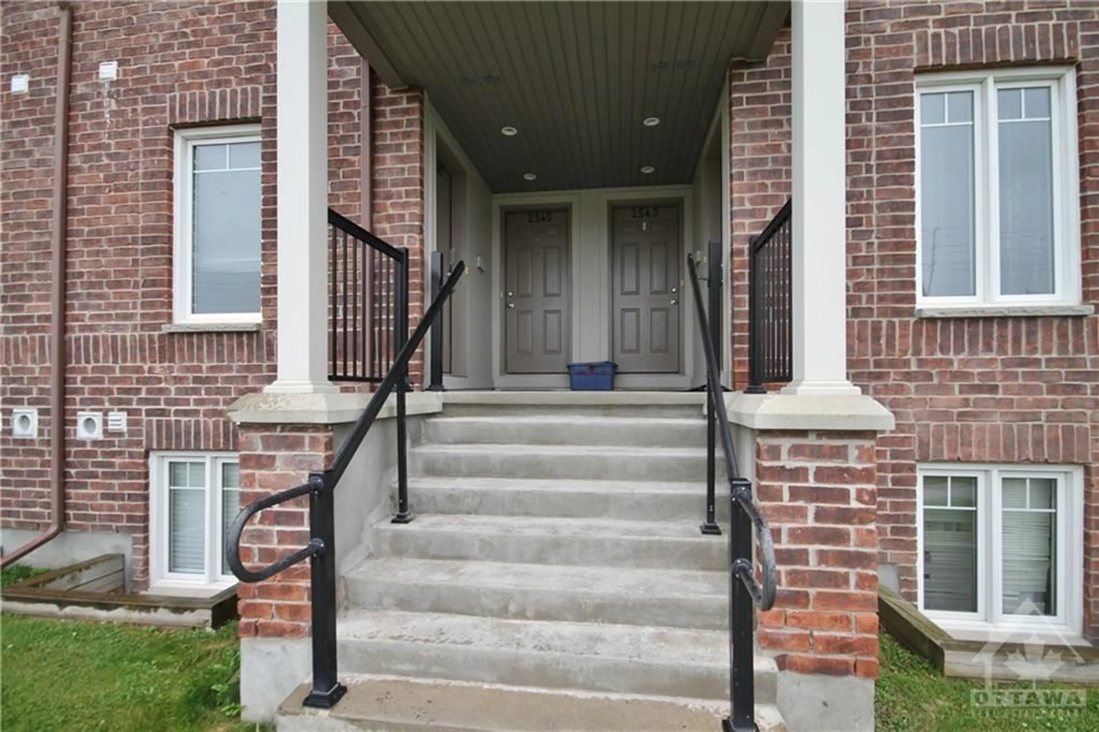 Indoor foyer, carpet floors for 2545 LONGFIELDS Dr, Ottawa Ontario K2J 2L7