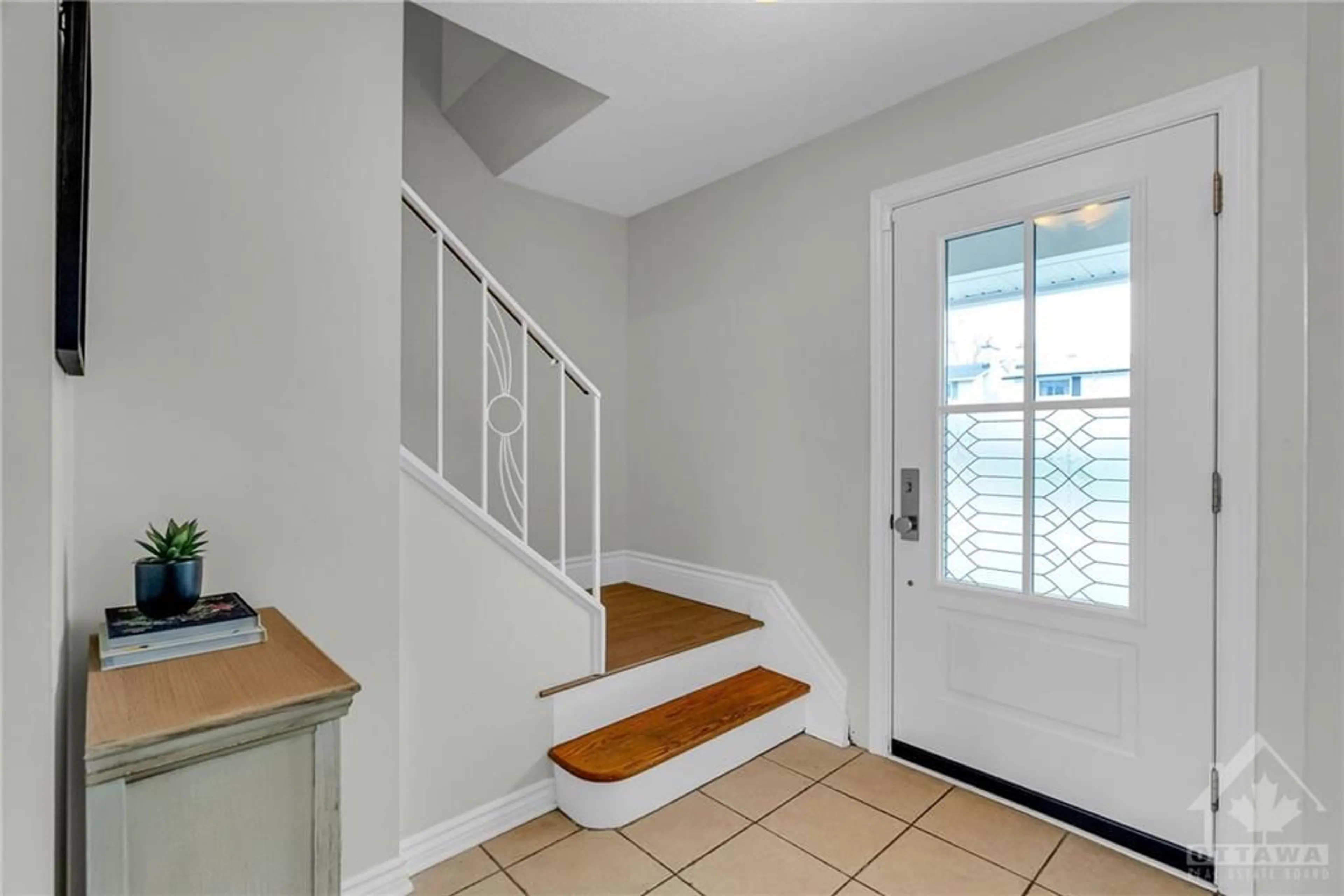 Indoor entryway, wood floors for 1249 MORRISON Dr, Ottawa Ontario K2H 7L6