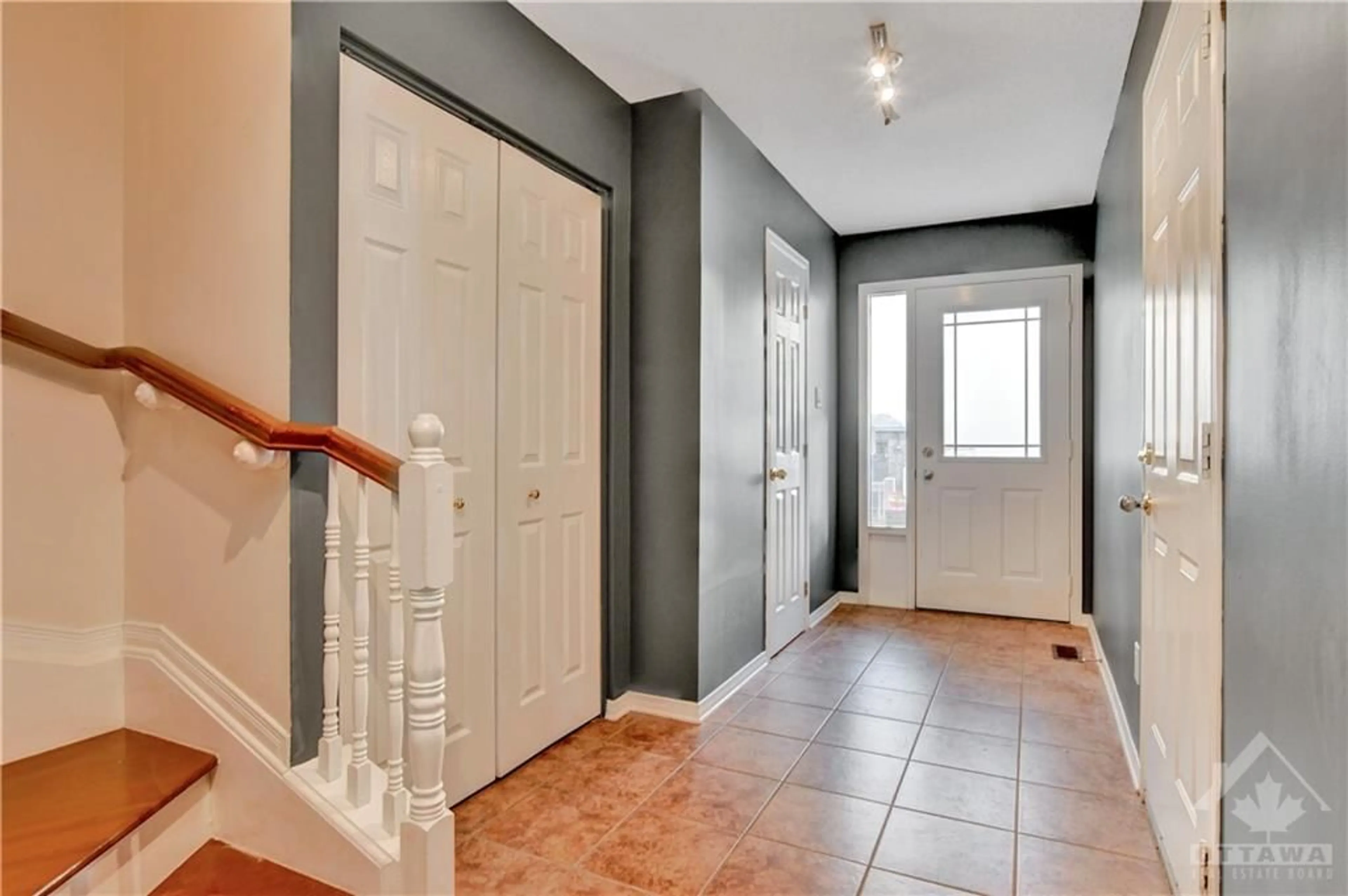 Indoor entryway, cement floor for 136 FORDHAM Pvt, Ottawa Ontario K2C 4G5