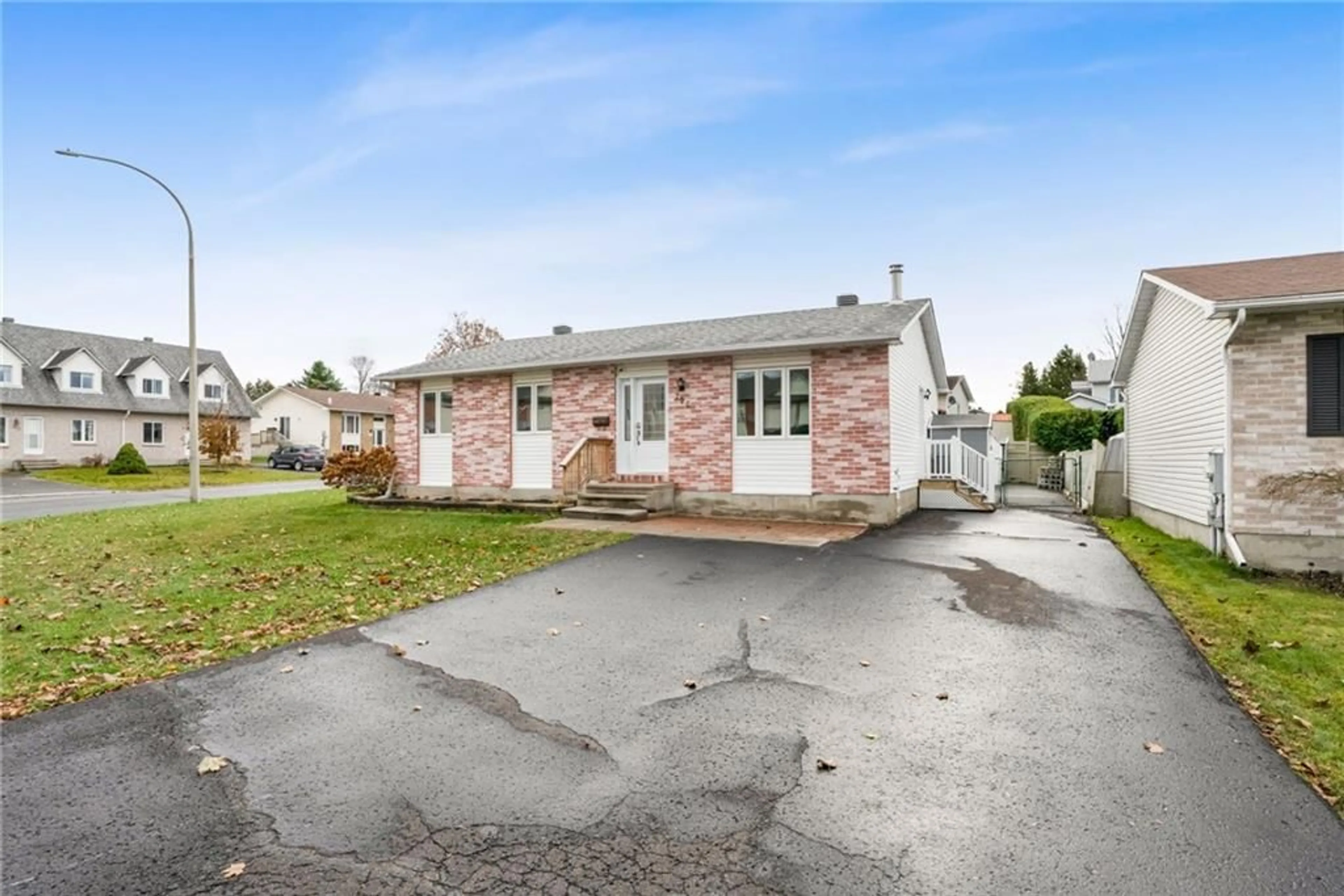 Frontside or backside of a home, cottage for 726 MORRIS St, Rockland Ontario K4K 1M8