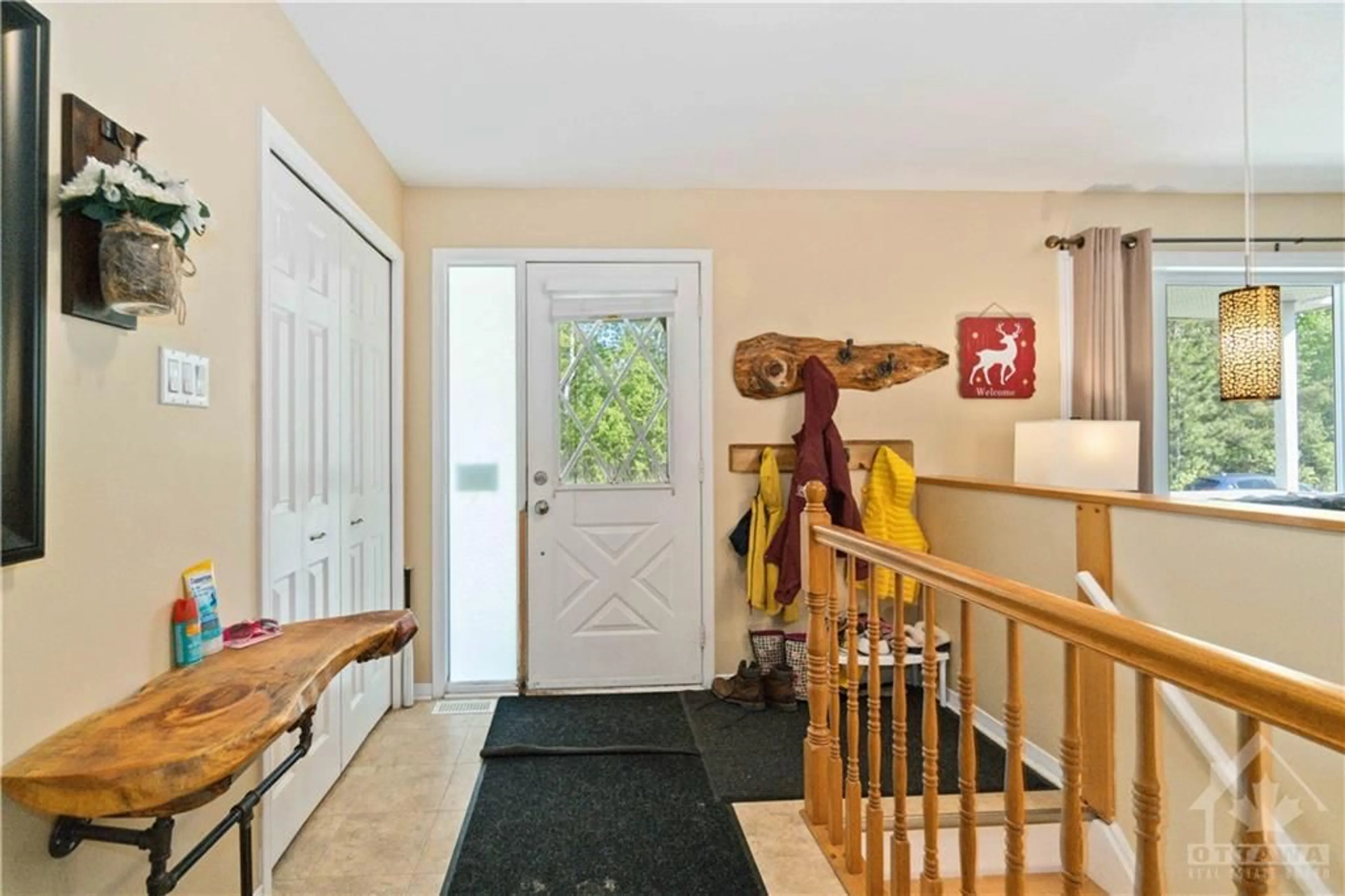 Indoor entryway, wood floors for 260 LEVIS St, Ottawa Ontario K0A 1E0