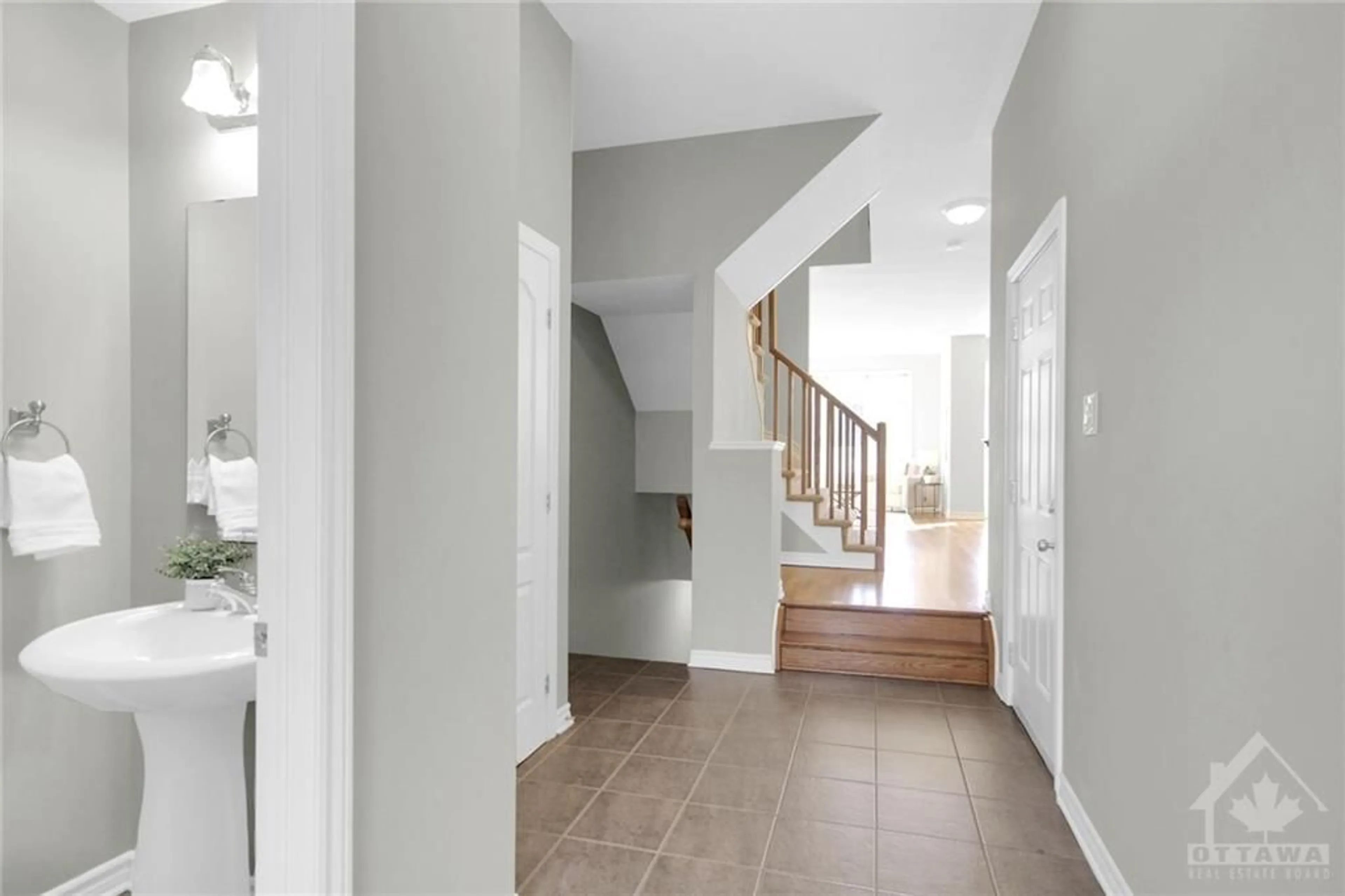 Indoor entryway, wood floors for 368 HORSESHOE Cres, Stittsville Ontario K2S 0B5