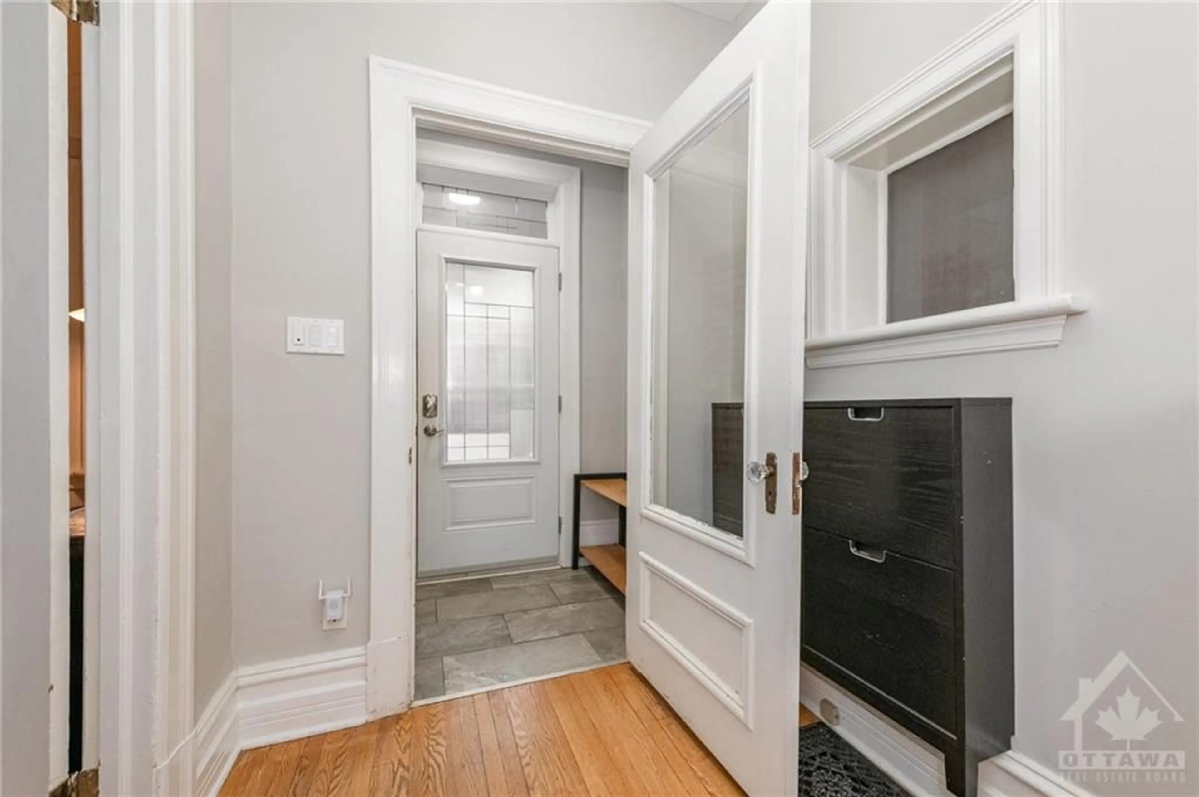 Indoor entryway, wood floors for 134 FOURTH Ave, Ottawa Ontario K1S 2L4