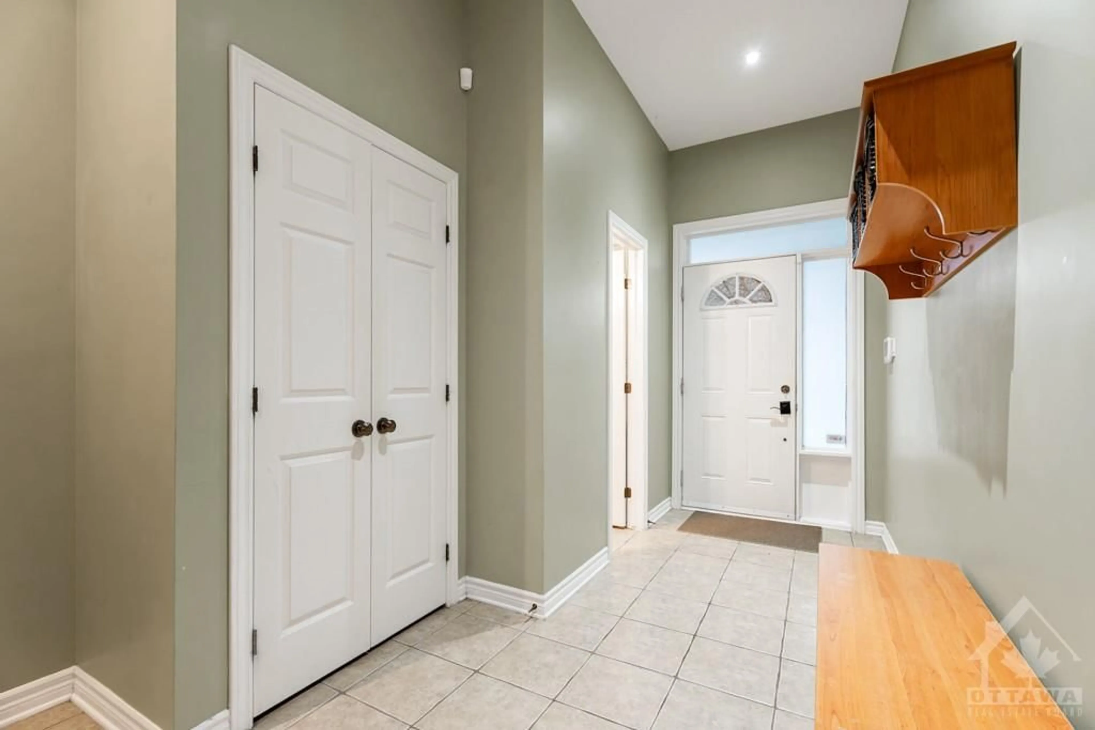 Indoor entryway, wood floors for 84 FURNESS Way, Ottawa Ontario K2G 7E4