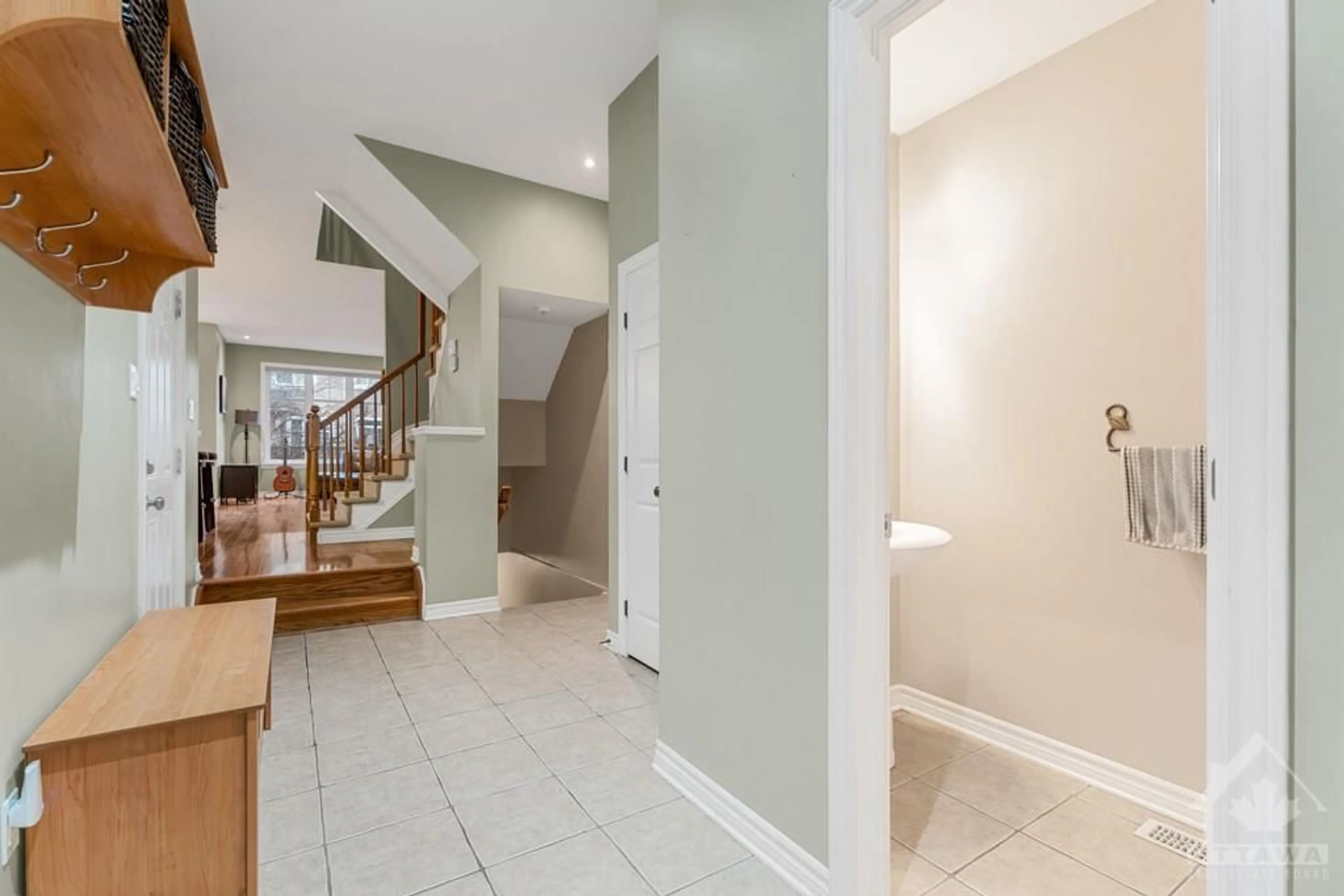 Indoor foyer, wood floors for 84 FURNESS Way, Ottawa Ontario K2G 7E4