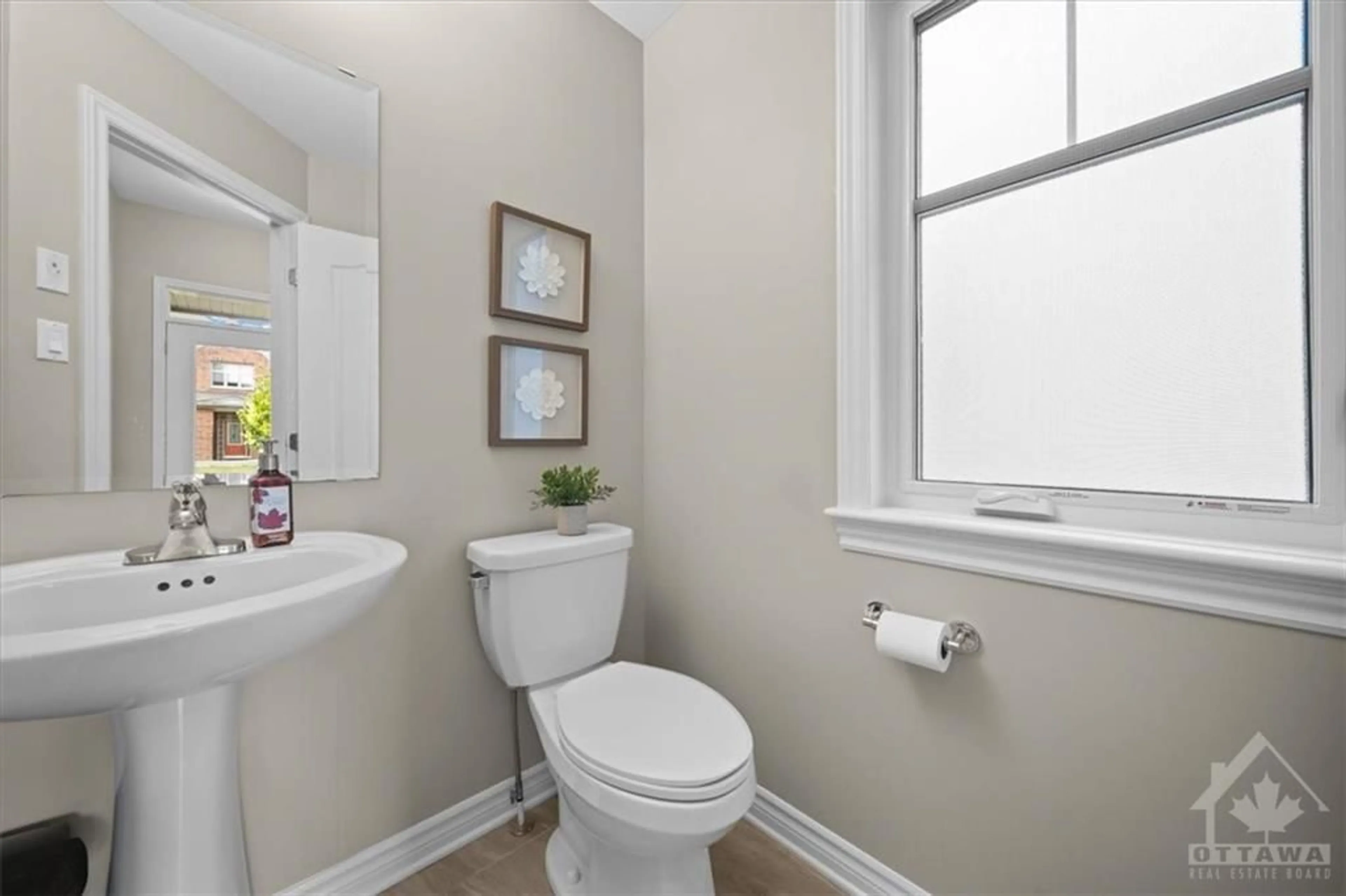 Bathroom, wood floors for 423 WARMSTONE Dr, Stittsville Ontario K2S 0W2