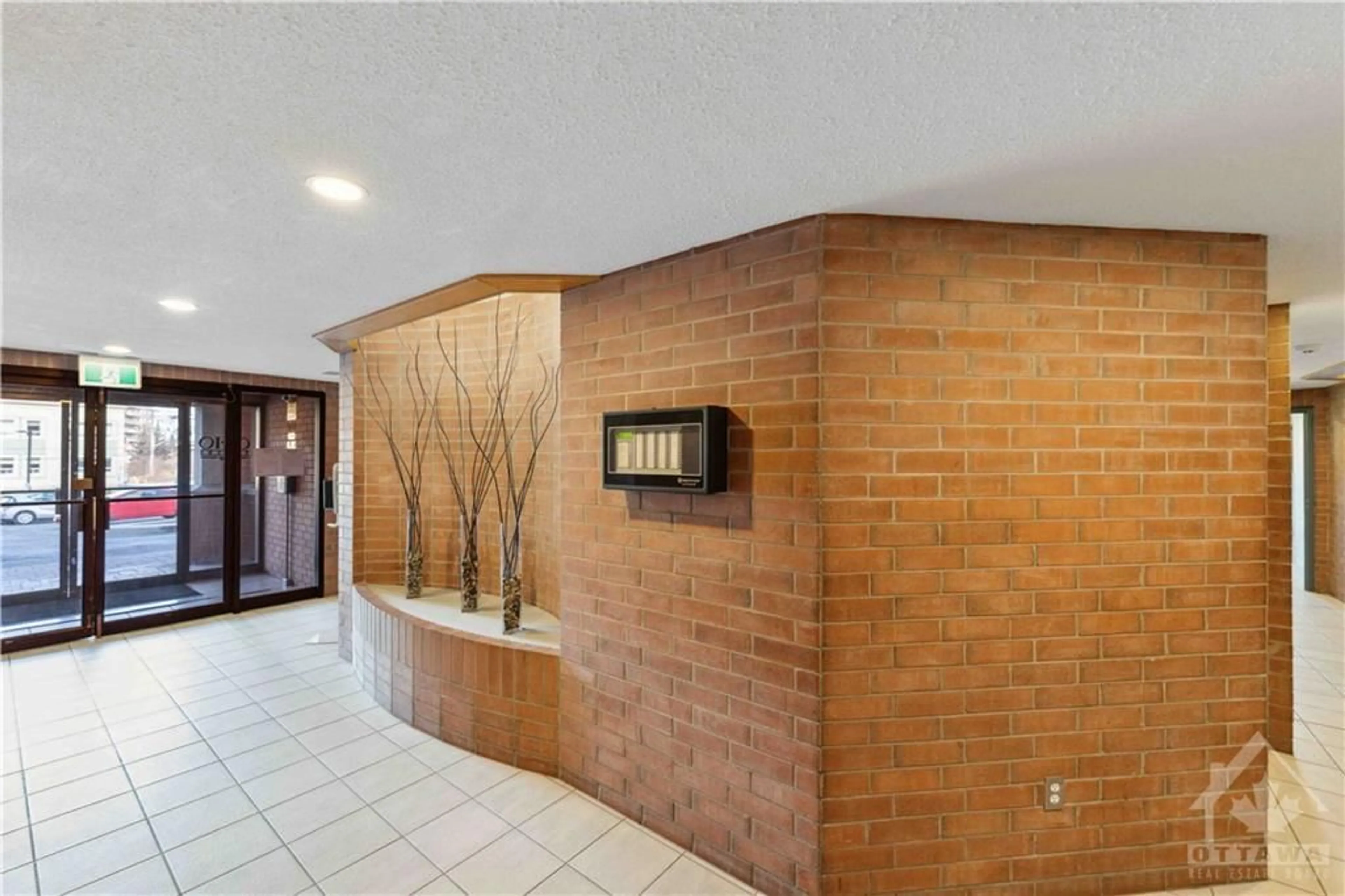 Indoor foyer, ceramic floors for 1180 OHIO St #203, Ottawa Ontario K1H 8N5