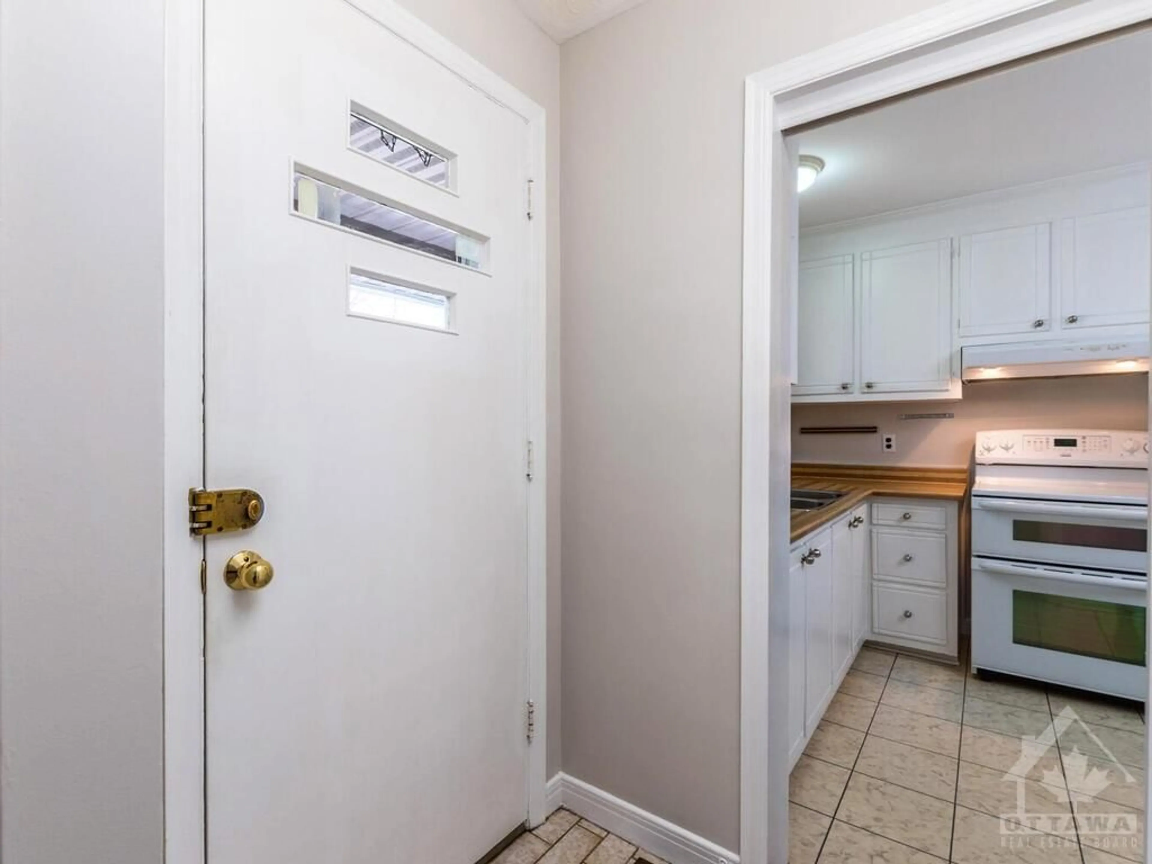 Indoor entryway, not visible floor for 2264 UTAH St, Ottawa Ontario K1H 7W8