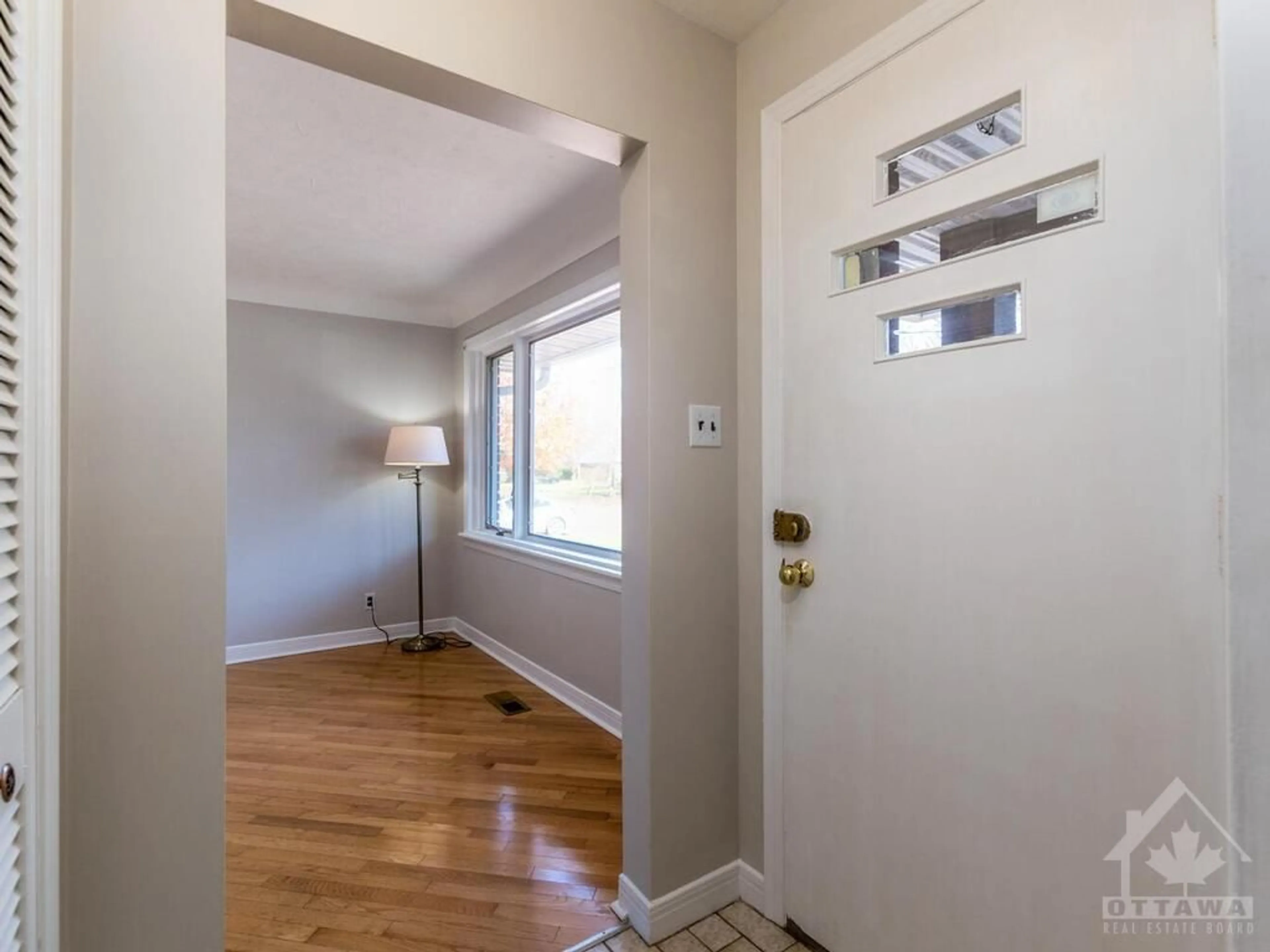 Indoor entryway, wood floors for 2264 UTAH St, Ottawa Ontario K1H 7W8