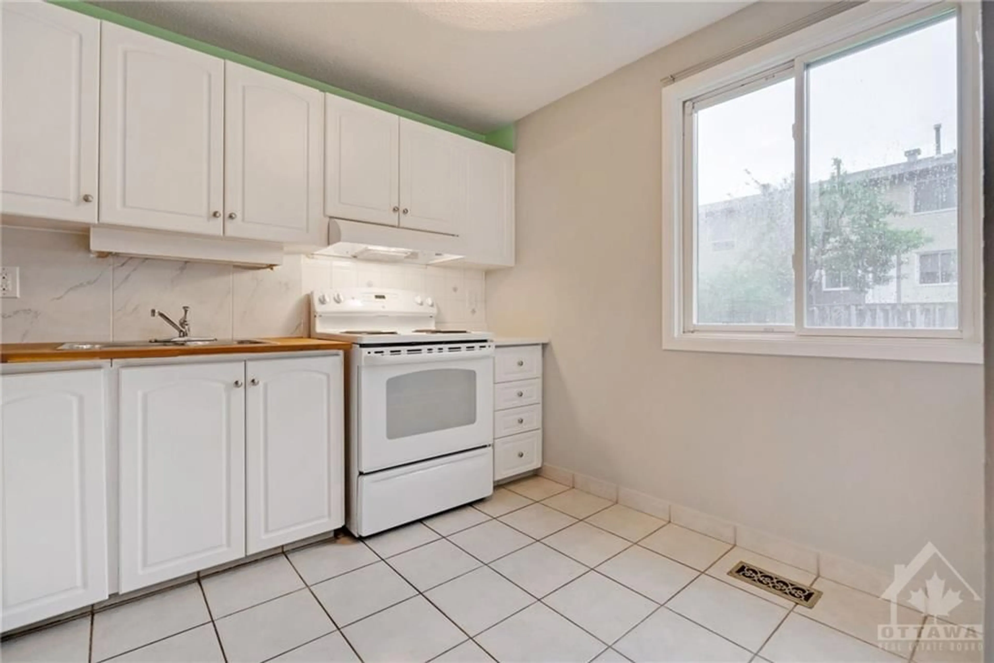 Standard kitchen, unknown floor, cottage for 12F LARKSHIRE Lane, Nepean Ontario K2J 1Y6