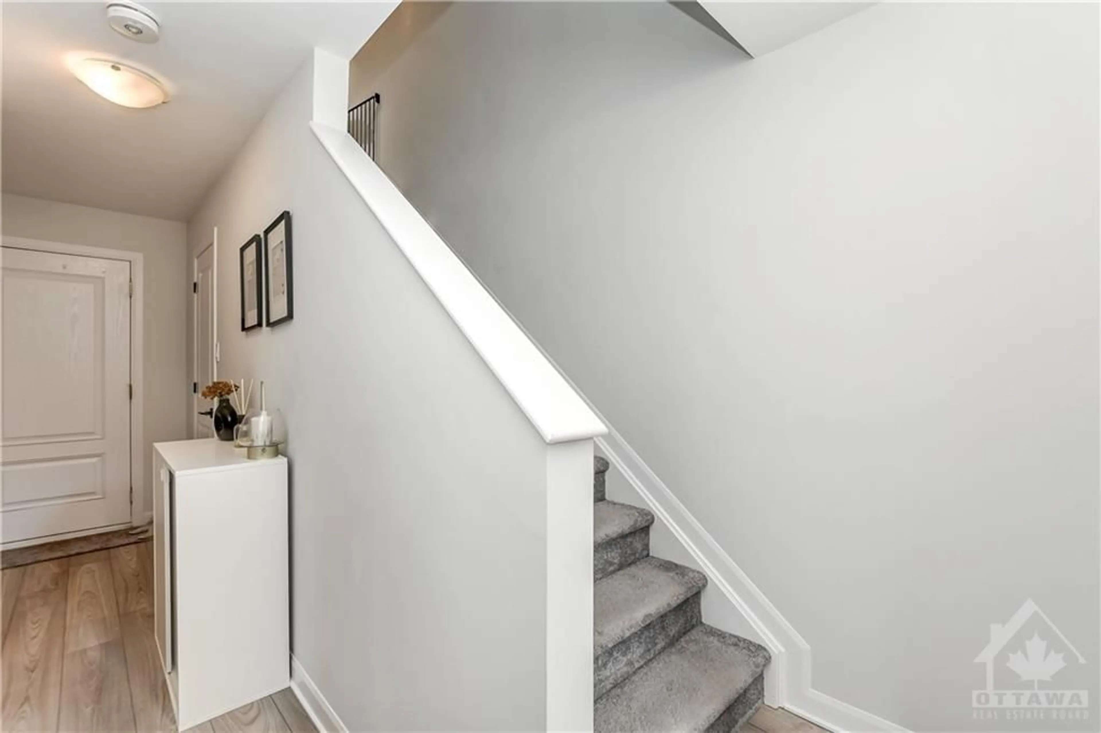 Stairs for 31 LAKEPOINTE Dr, Orleans Ontario K4A 5K6