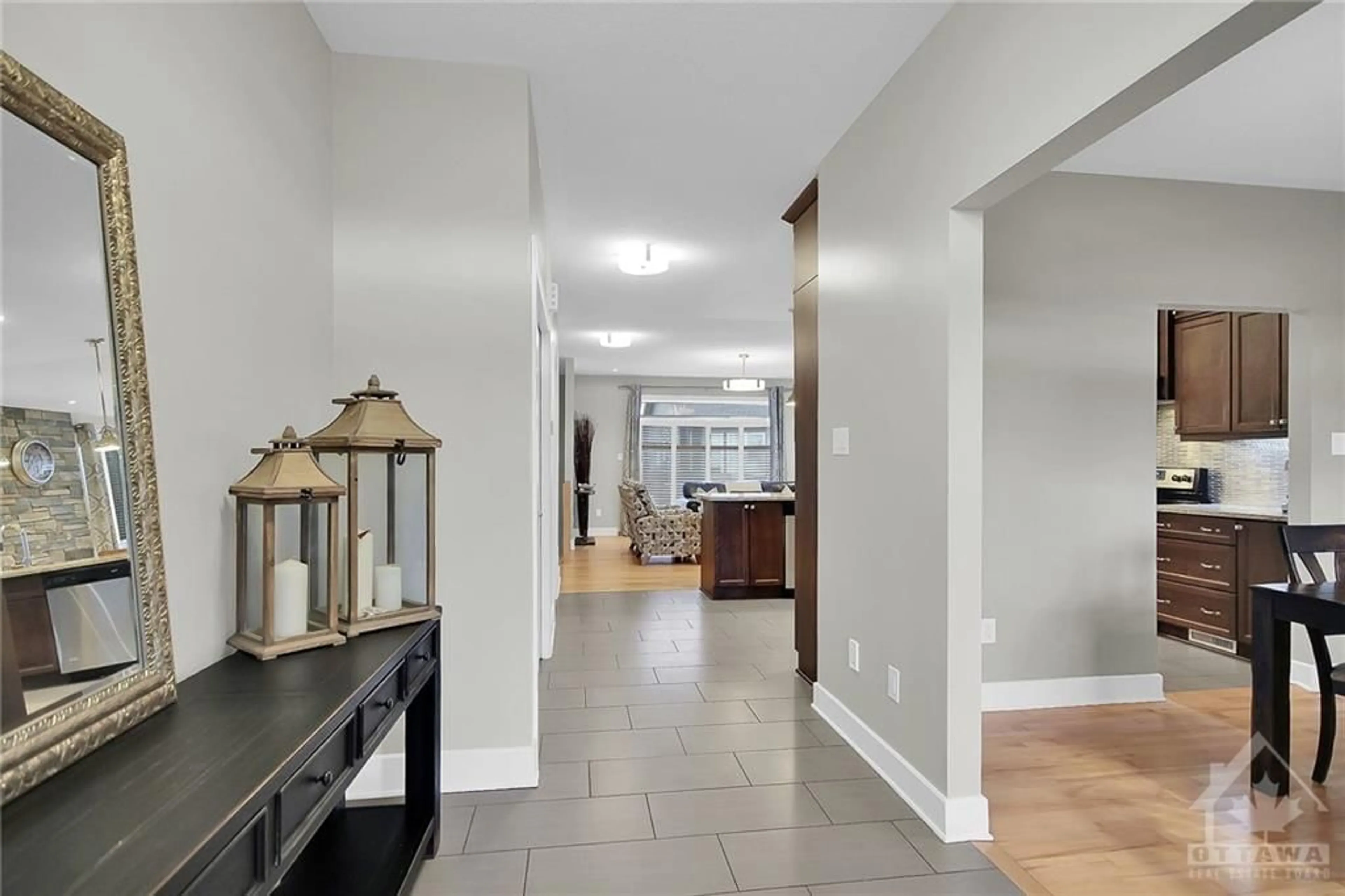 Indoor foyer, wood floors for 15 YORK Cross, Russell Ontario K4R 0C4