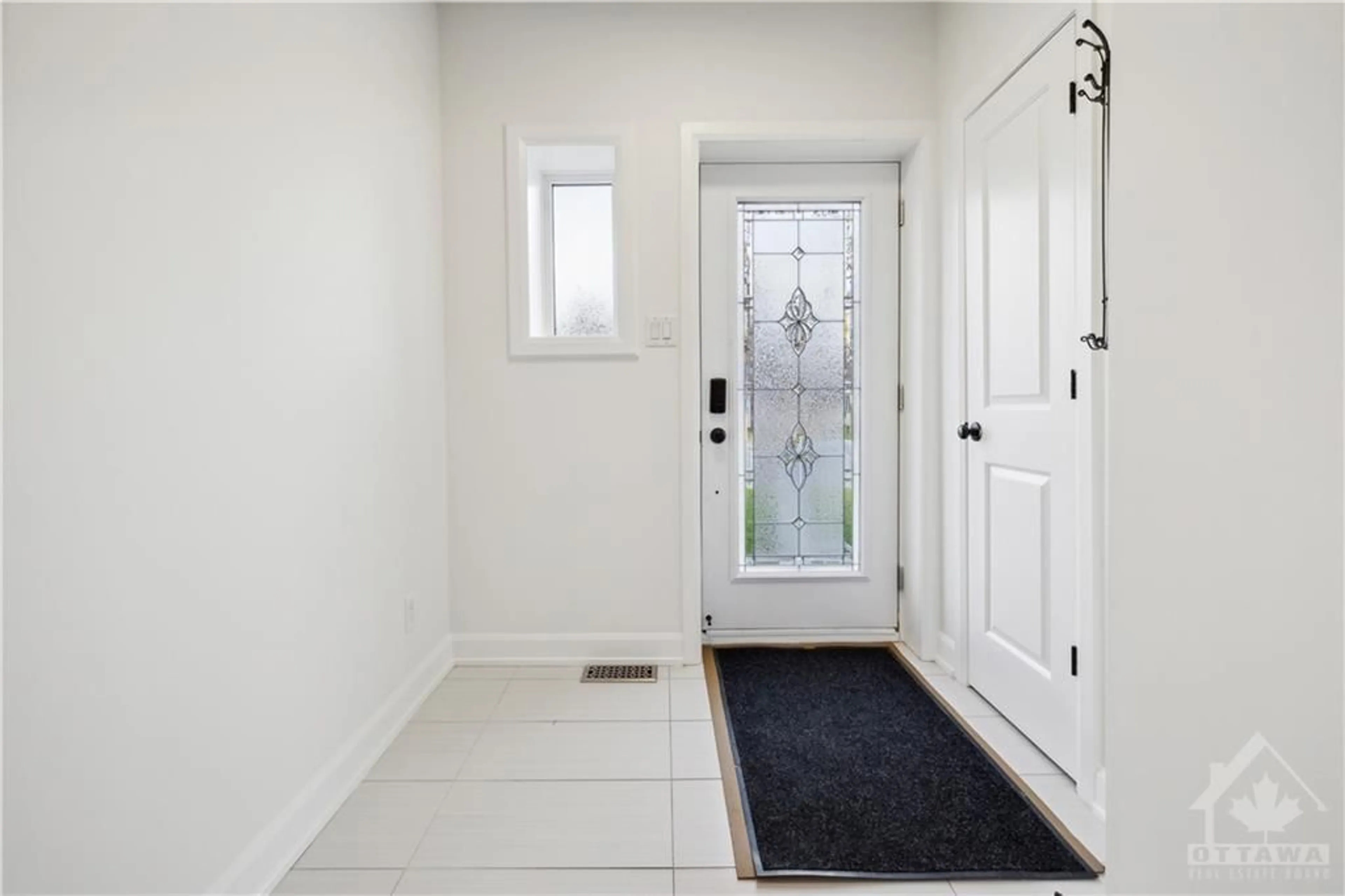 Indoor entryway, wood floors for 1459 LAURIER St, Rockland Ontario K4K 1C8