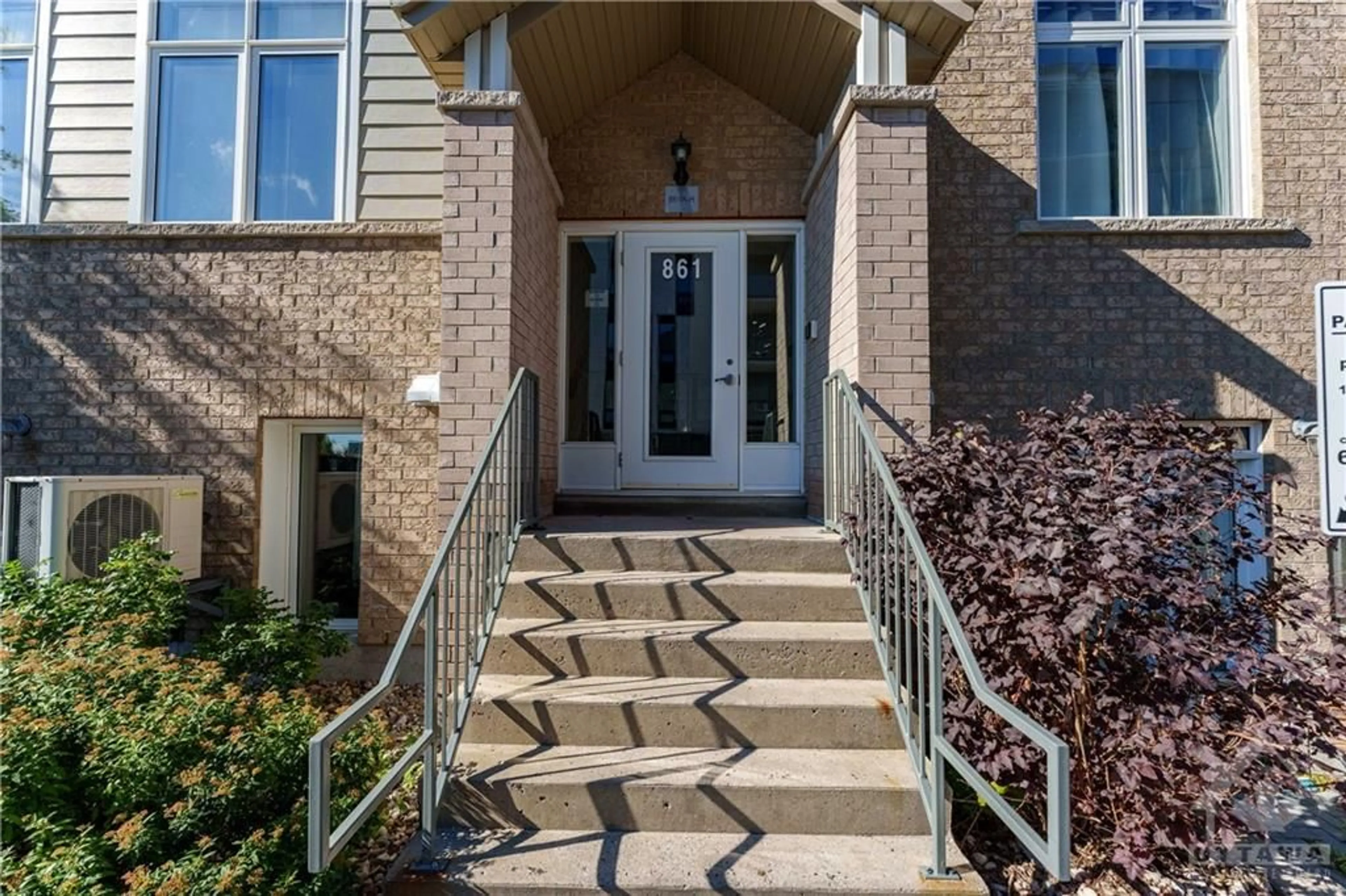 Indoor entryway, ceramic floors for 861D BLACKCOMB Pvt, Ottawa Ontario K1G 4E4