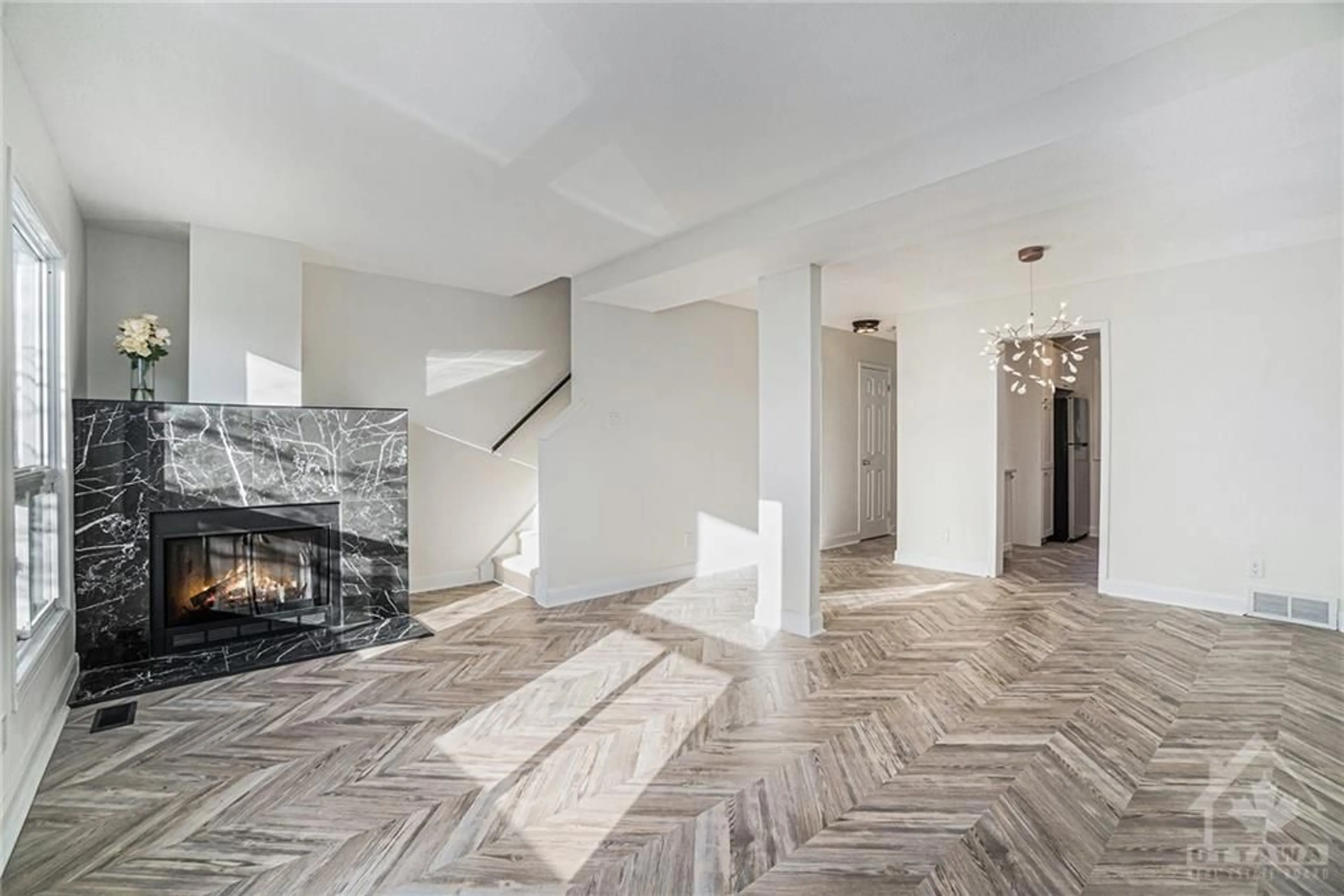 Indoor foyer, wood floors for 1945 GREENWAY Pk, Ottawa Ontario K1B 5A9