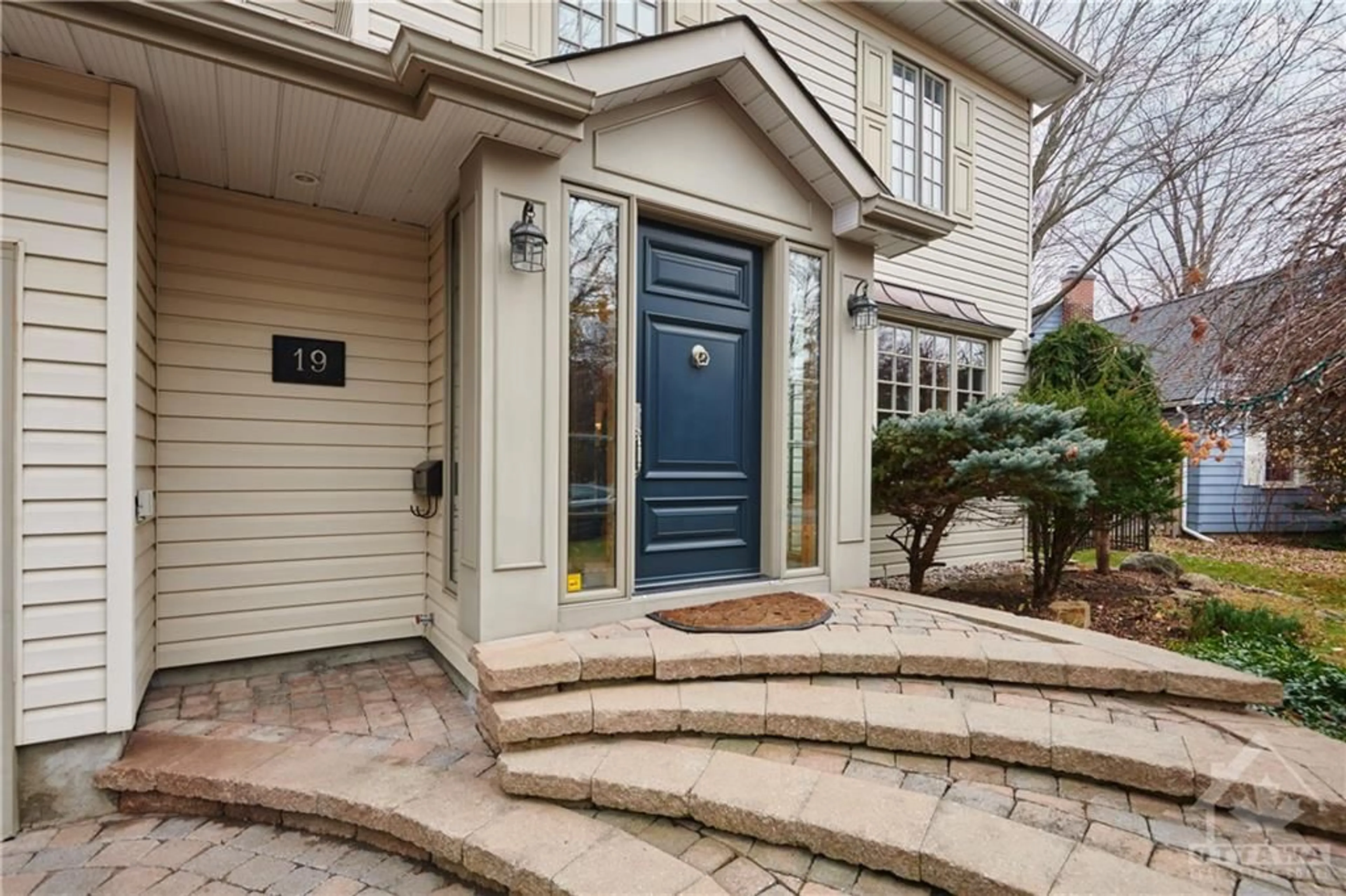 Indoor entryway, wood floors for 19 FARNHAM Cres, Ottawa Ontario K1K 0E9