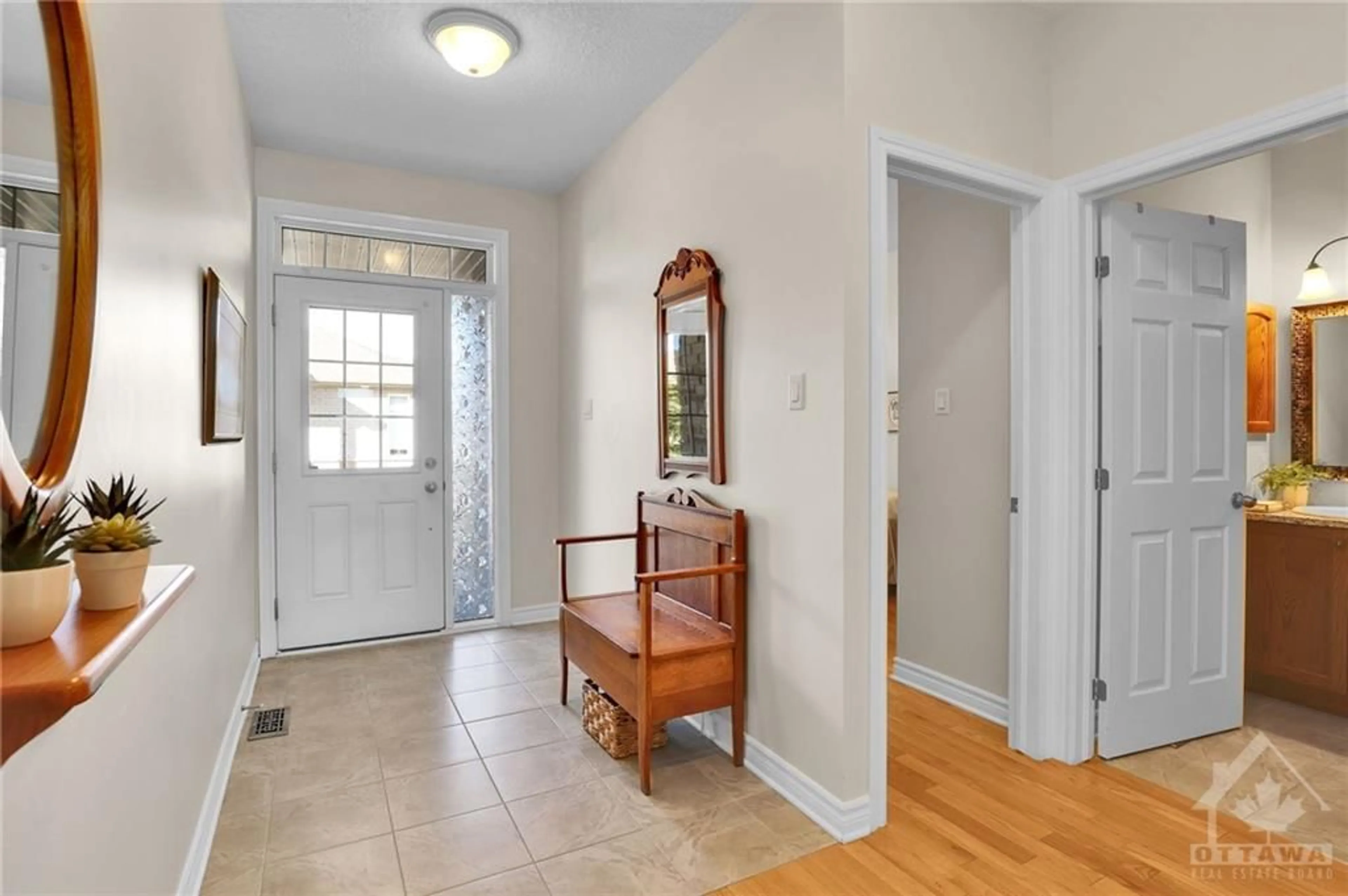 Indoor entryway, wood floors for 120 PASSAGEWAY Pvt, Ottawa Ontario K2M 2B5